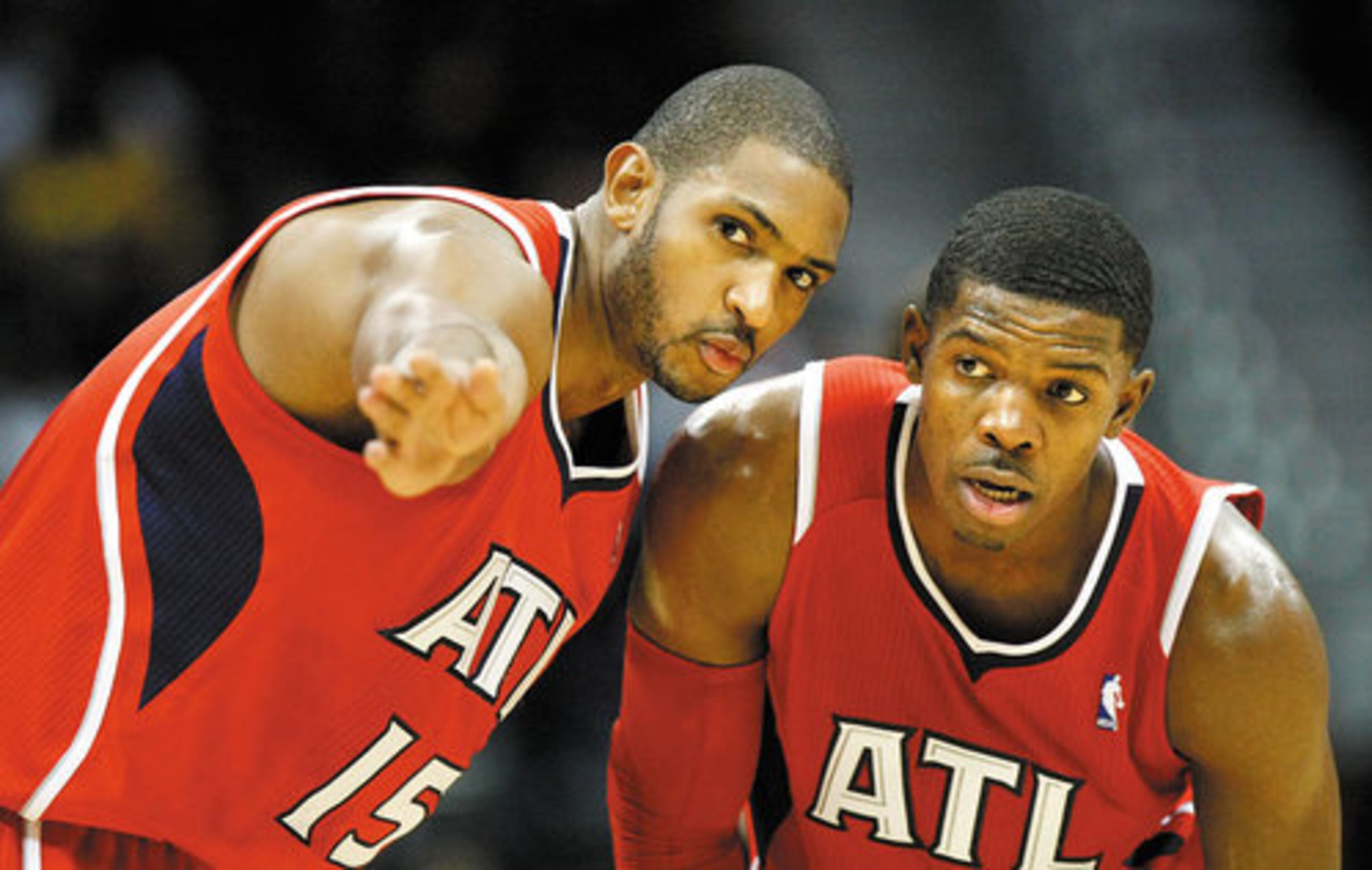 Al Horford, left, and guard Joe Johnson, right, confer on defense in the final minutes.