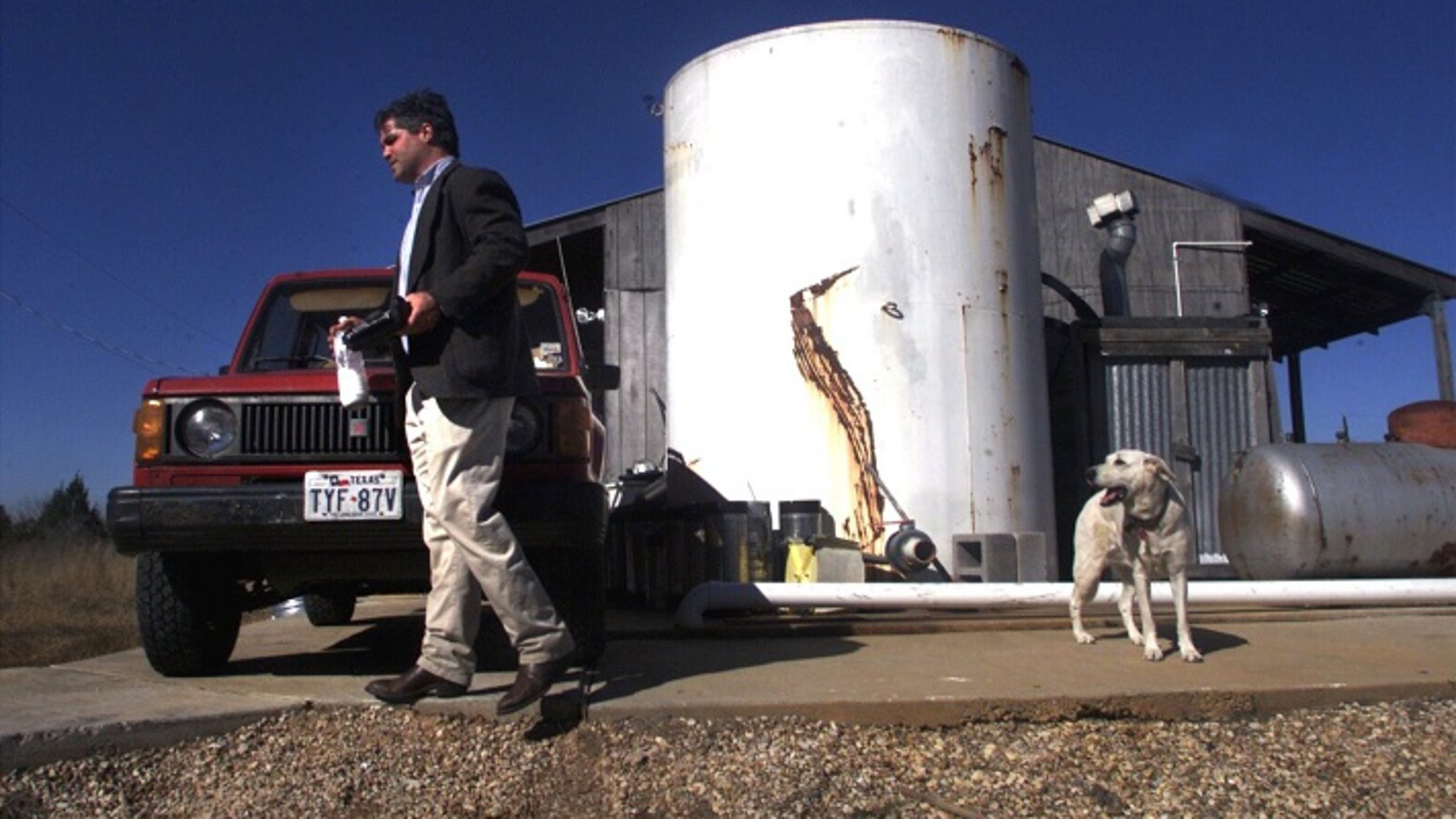 KRT LIFESTYLE STORY SLUGGED: TITO KRT PHOTOGRAPH BY RICHARD MICHAEL PRUITT/DALLAS MORNING NEWS (FT WORTH OUT) (KRT105-January 28) Tito Beveridge and his dog at his Austin distillery. Tito's Handmade Vodka is now sold in Texas, Arkansas, Louisiana, New Mexico and Colorado. (DA) 2000 PL KD (Horiz) (mvw) -- NO MAGS, NO SALES --