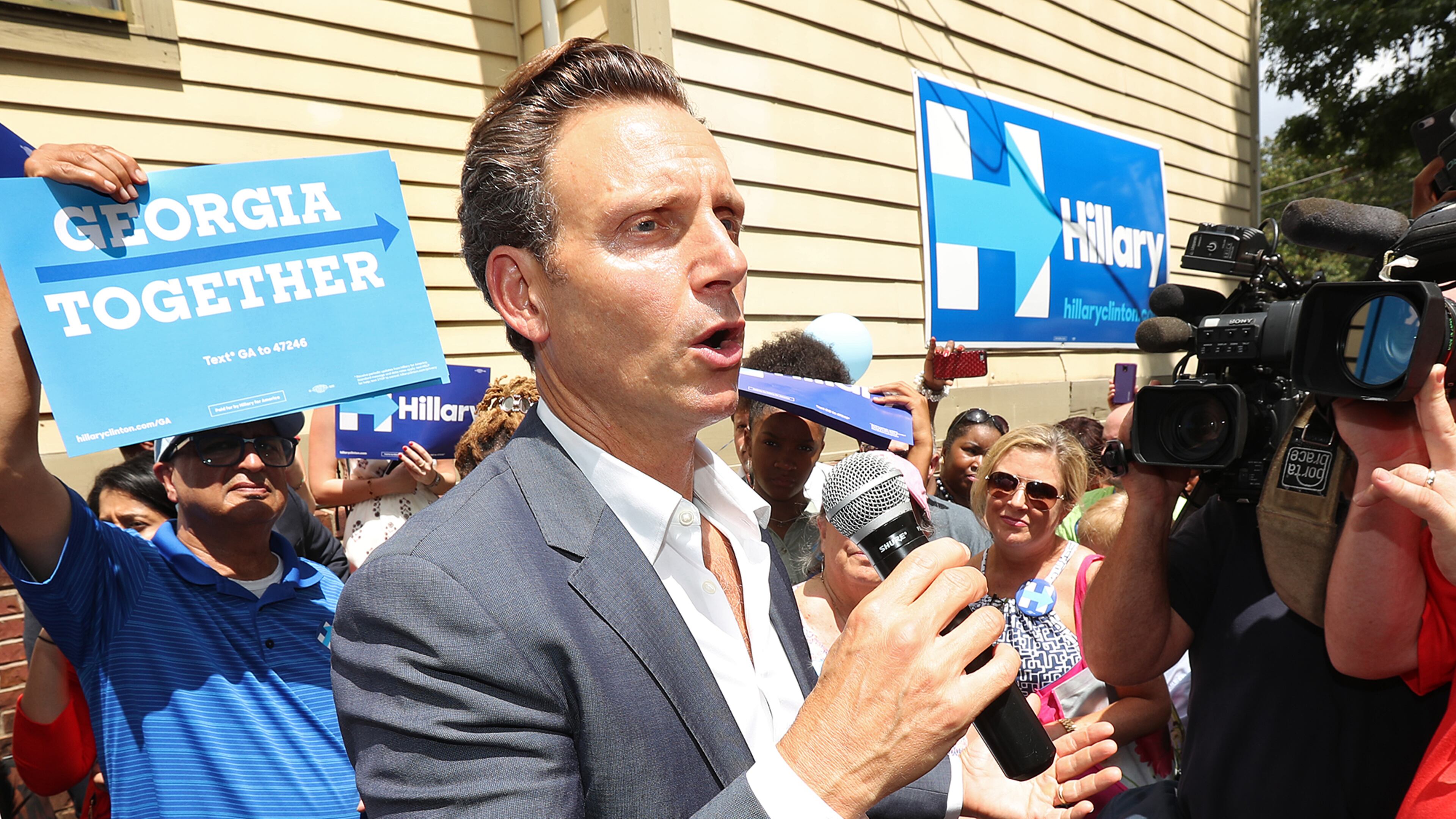 082116 ATLANTA: "Scandal" actor Tony Goldwyn helps open Democratic presidential nominee Hillary Clinton's Georgia campaign headquarters on Sunday, August 21, 2016, in Atlanta. On the hit TV show Goldwyn plays President Fitzgerald Grant, a Republican! Curtis Compton /ccompton@ajc.com