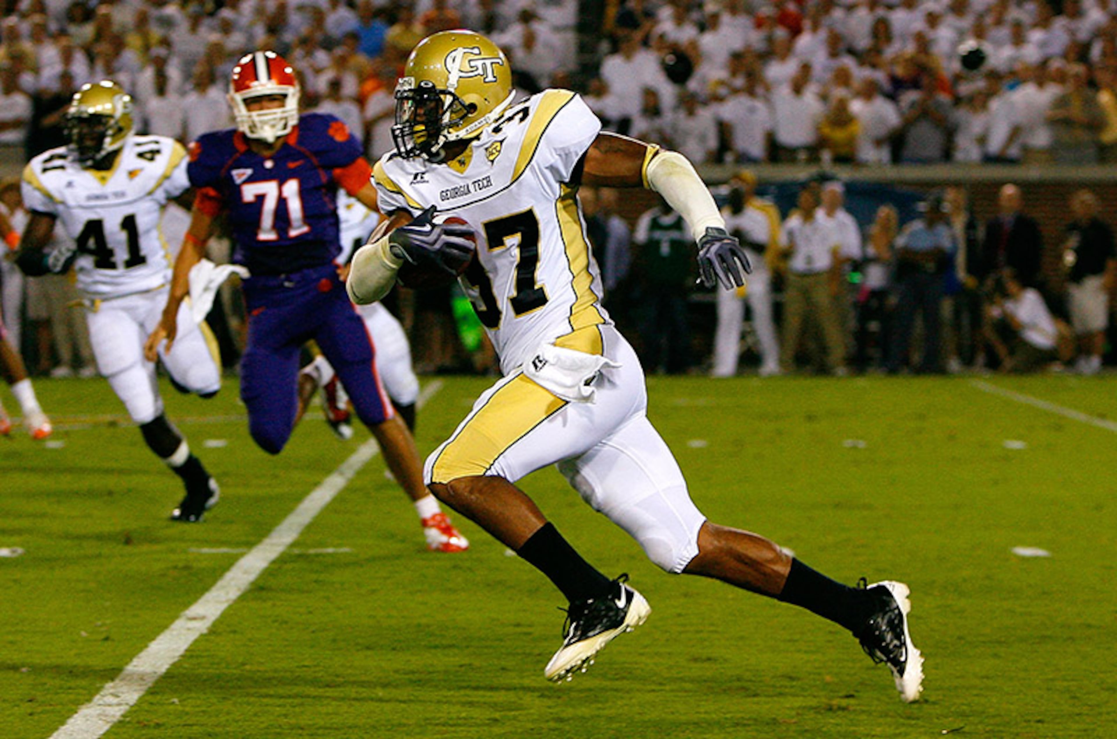 In 2009, the uniforms again were altered. The biggest change came in the colors being turned from yellow to gold.