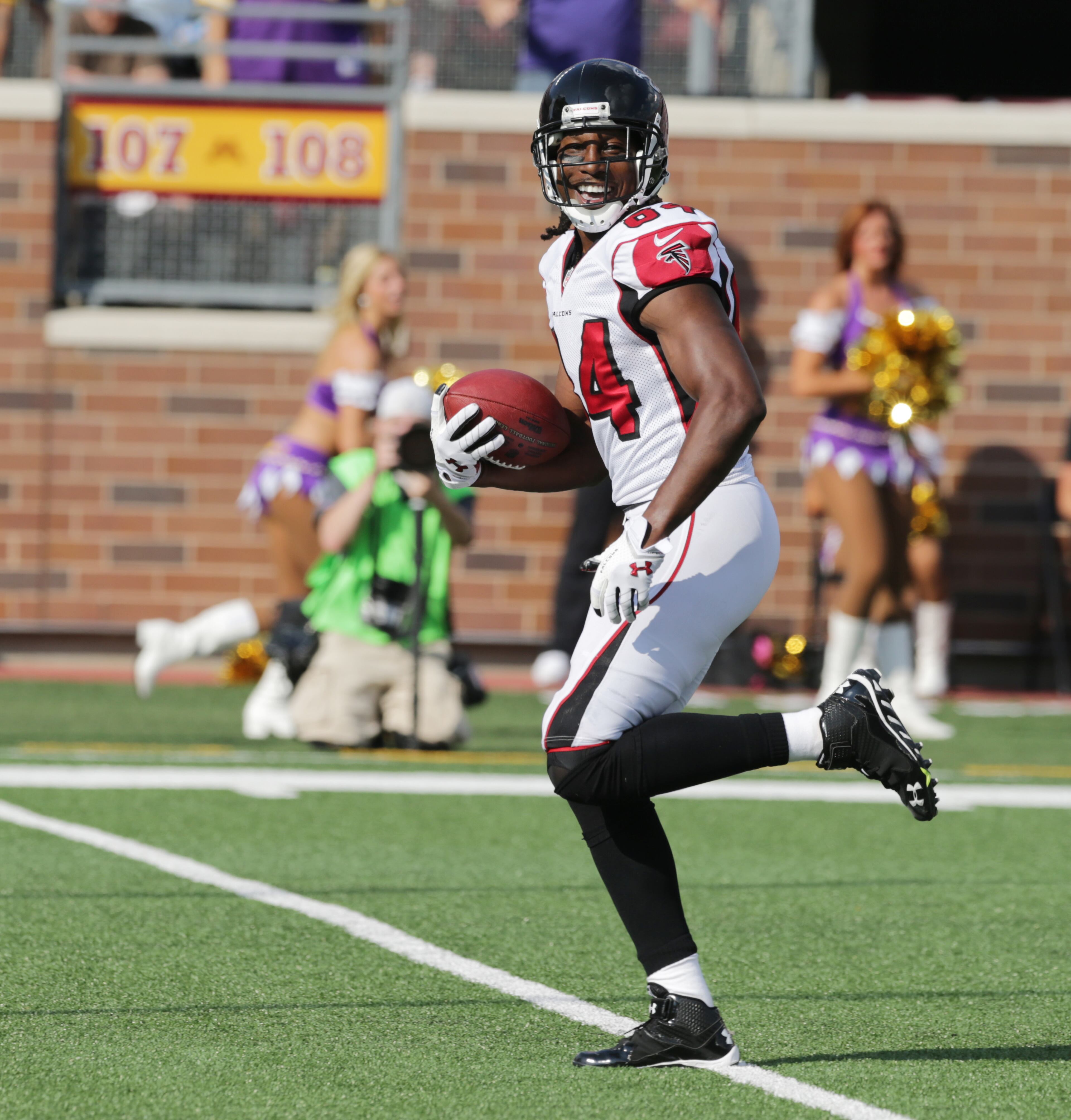 Atlanta Falcons wide receiver Roddy White (84) reacts after catching a 24-yard touchdown pass during the first half of an NFL football game against the Minnesota Vikings, Sunday, Sept. 28, 2014, in Minneapolis. (AP Photo/Jim Mone)