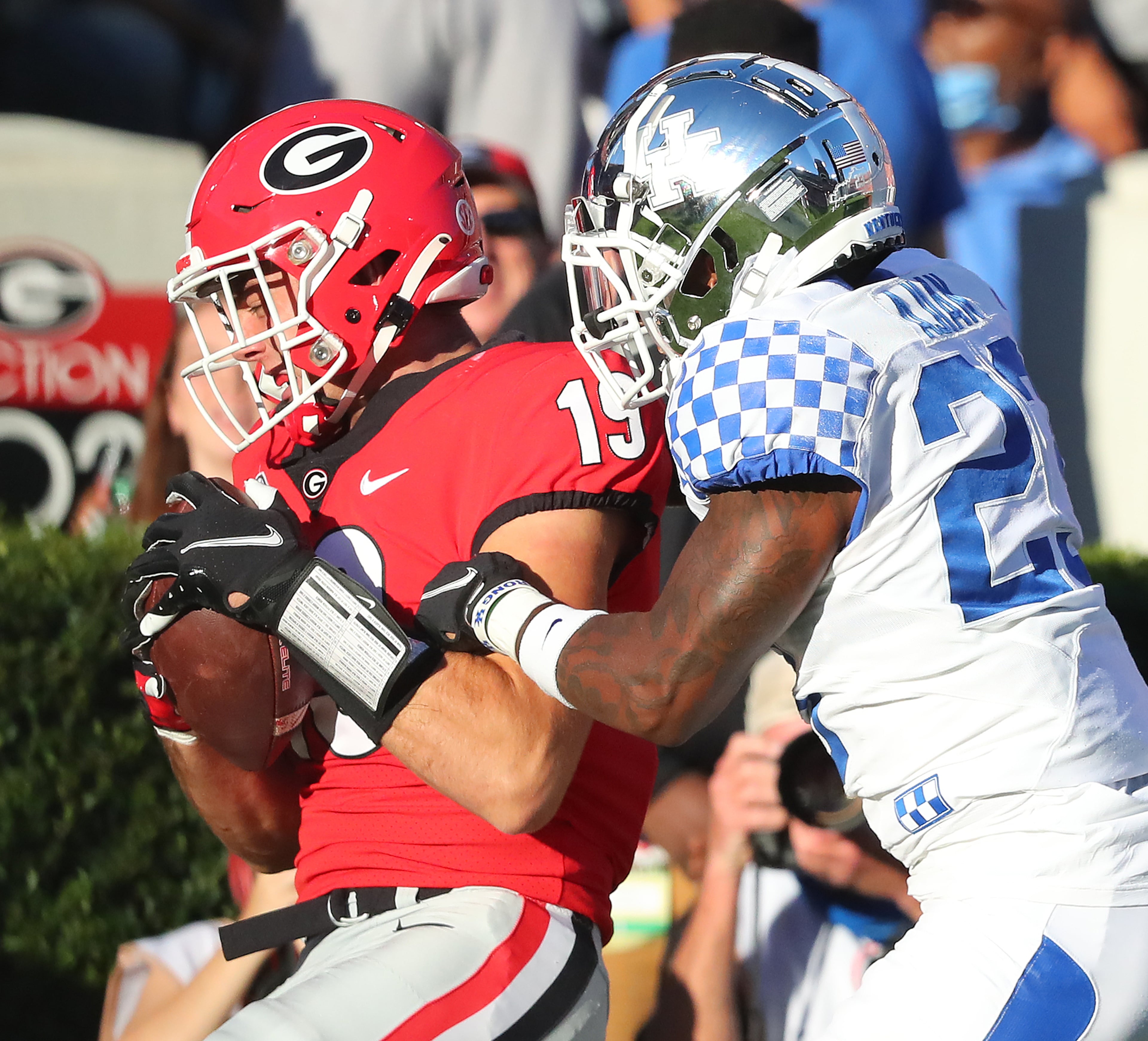 Georgia tight end Brock Bowers pulls in a touchdown pass in the end zone against Kentucky safety Tyrell Ajian for a 21-7 lead during the third quarter in a NCAA college football game on Saturday, Oct. 16, 2021, in Athens. “Curtis Compton / Curtis.Compton@ajc.com”