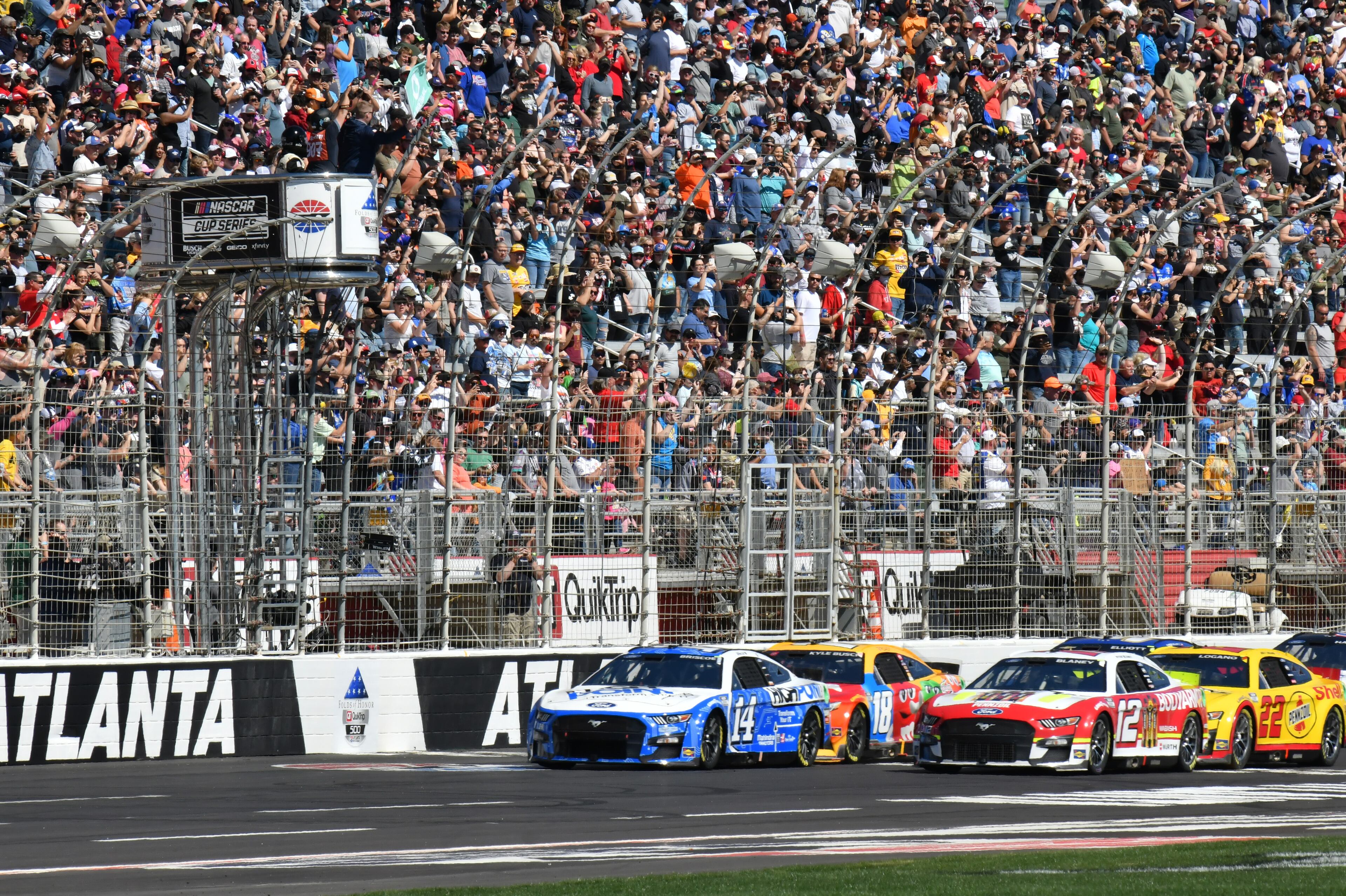 Cars start the first lap of the Folds of Honor QuikTrip 500 NASCAR Cup Series Race at Atlanta Motor Speedway in Hampton on Sunday, March 20, 2022. (Hyosub Shin / Hyosub.Shin@ajc.com)