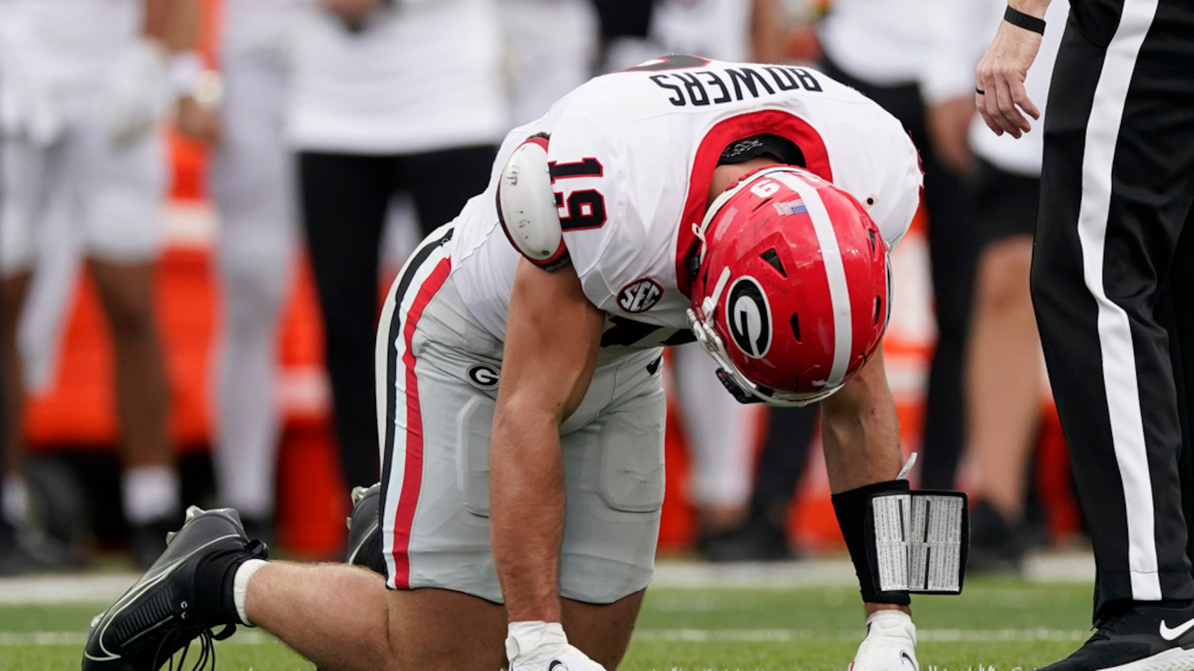 Georgia tight end Brock Bowers kneels on the turf after being injured in the first half of an NCAA college football game against Vanderbilt, Saturday, Oct. 14, 2023, in Nashville, Tenn. (AP Photo/George Walker IV)