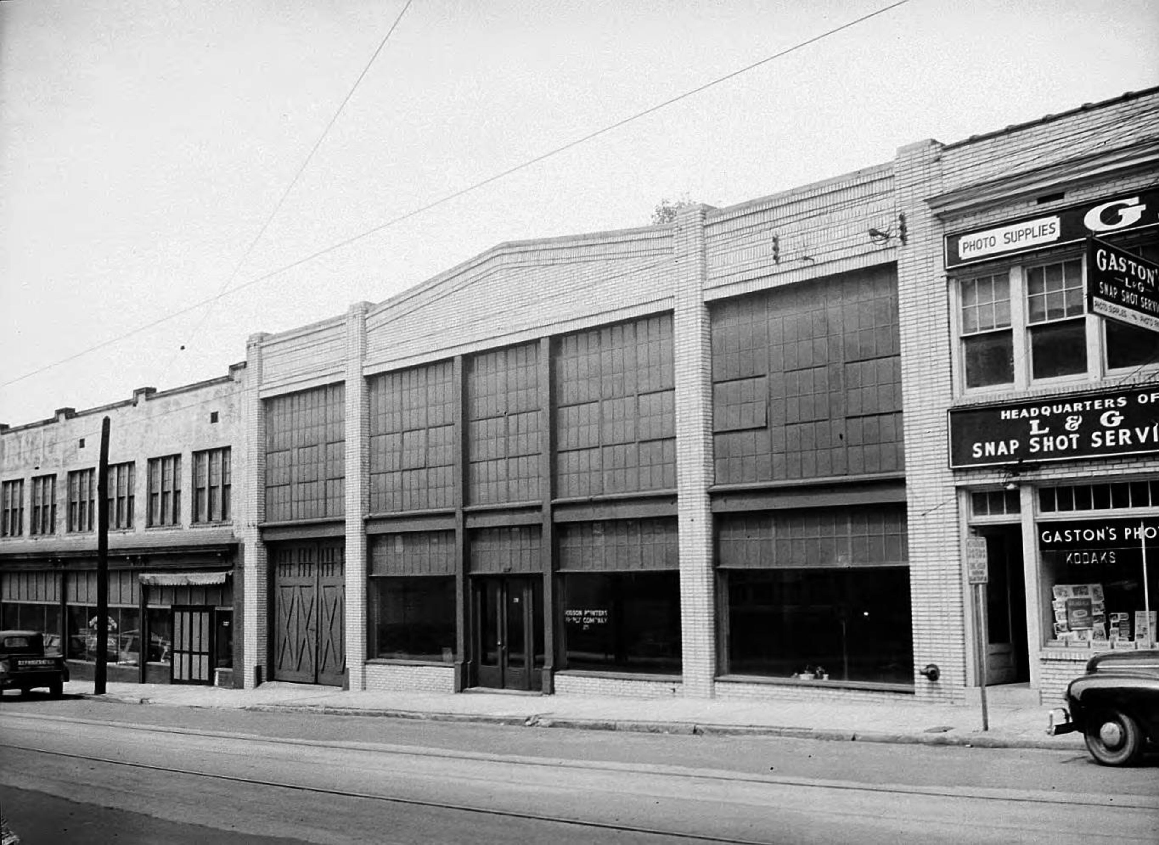 Block of two-story commercial buildings on Peachtree Street in 1944. Gaston's Everything Photographic (259 Peachtree Street, N.E.) can be seen to the right. LBGPNS10-007m, Lane Brothers Commercial Photographers Photographic Collection, 1920-1976. Photographic Collection, Special Collections and Archives, Georgia State University Library.