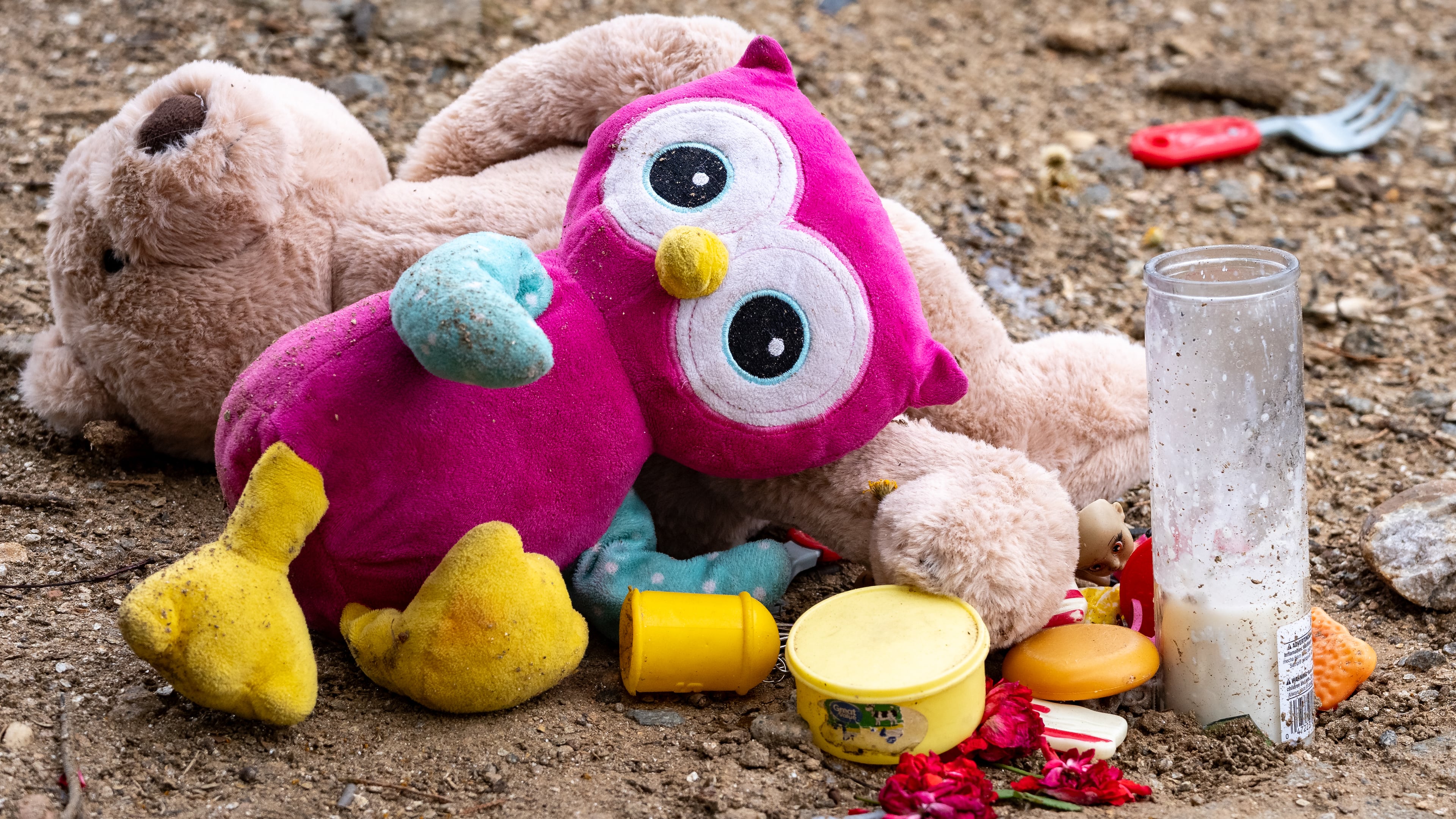 A small makeshift memorial is placed on a curb in the parking lot of a Budgetel Inn & Suites in Cobb County, where a 9-month-old girl was shot and killed Sept. 23. (Ben Hendren for the AJC)