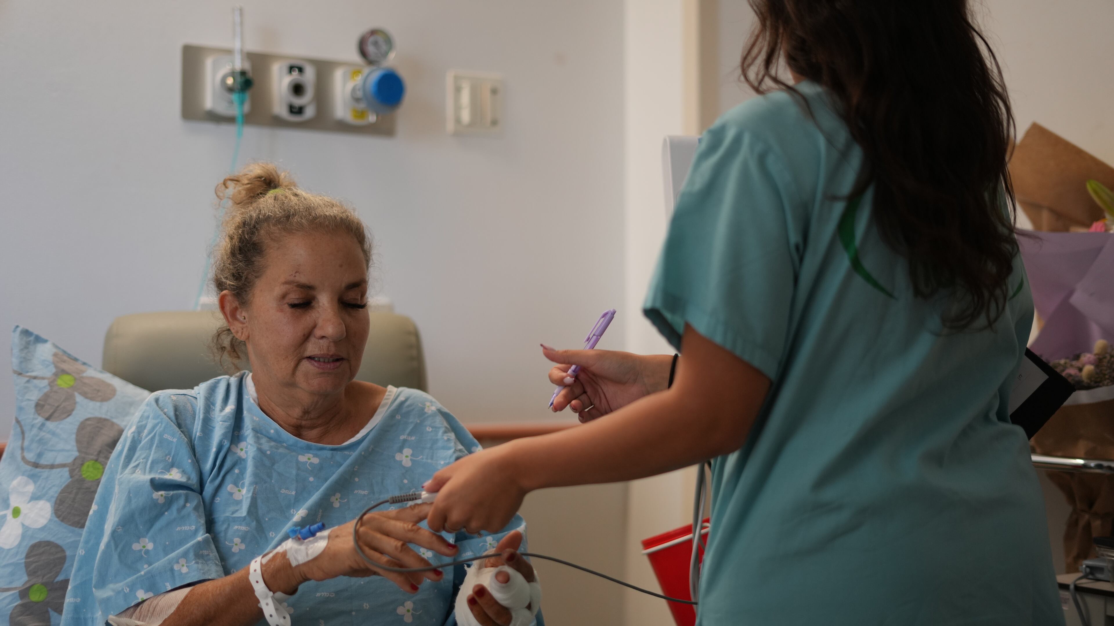 Washington Post photojournalist Heidi Levine receives treatment at Beilinson Hospital in Petah Tikva, Israel, Sunday, Oct. 18, 2026, after being injured in an attack by Israeli settlers while covering clashes that erupted during the Palestinian olive harvest in the West Bank village of Abu Falah on Friday. (AP Photo/Ariel Schalit)