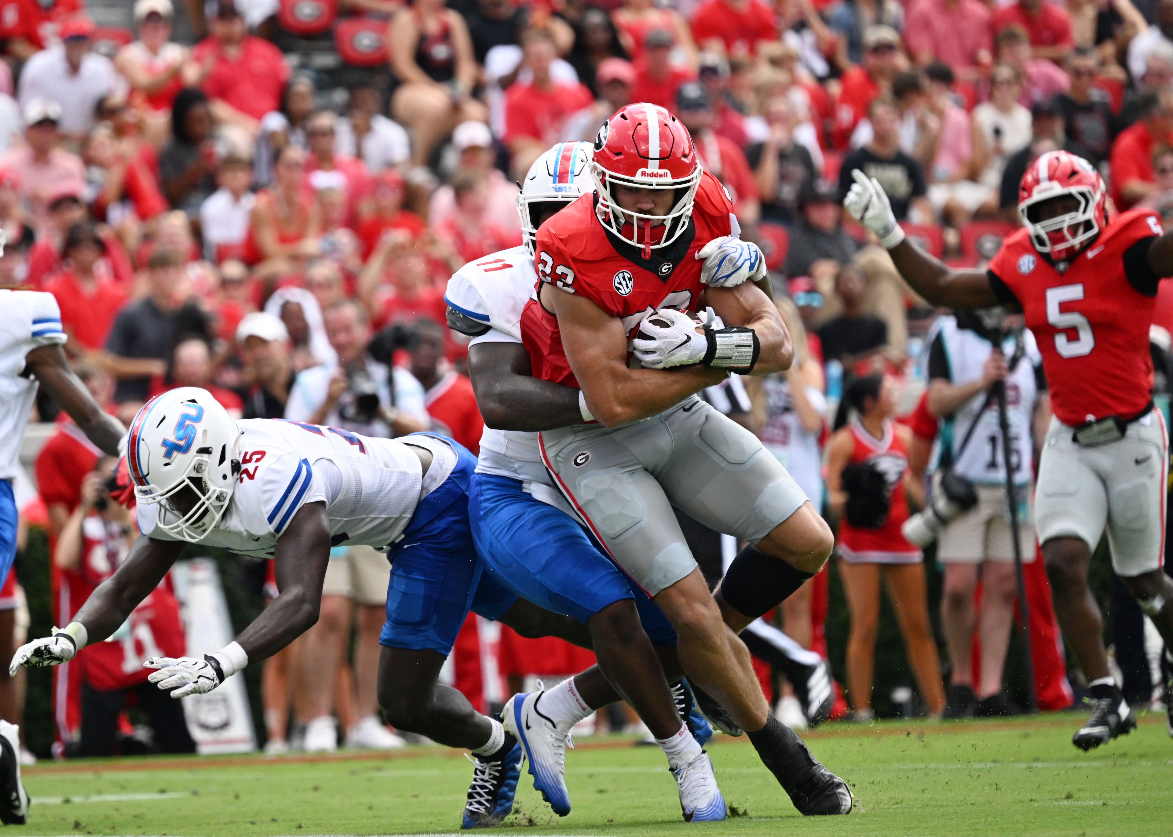Georgia tight end Jaden Reddell pushes Tennessee State linebacker Matthew Wilson for a touchdown during the first half in an NCAA football game at Sanford Stadium on Saturday, Sept. 5, 2026, in Athens, Ga. (Hyosub Shin/AJC)