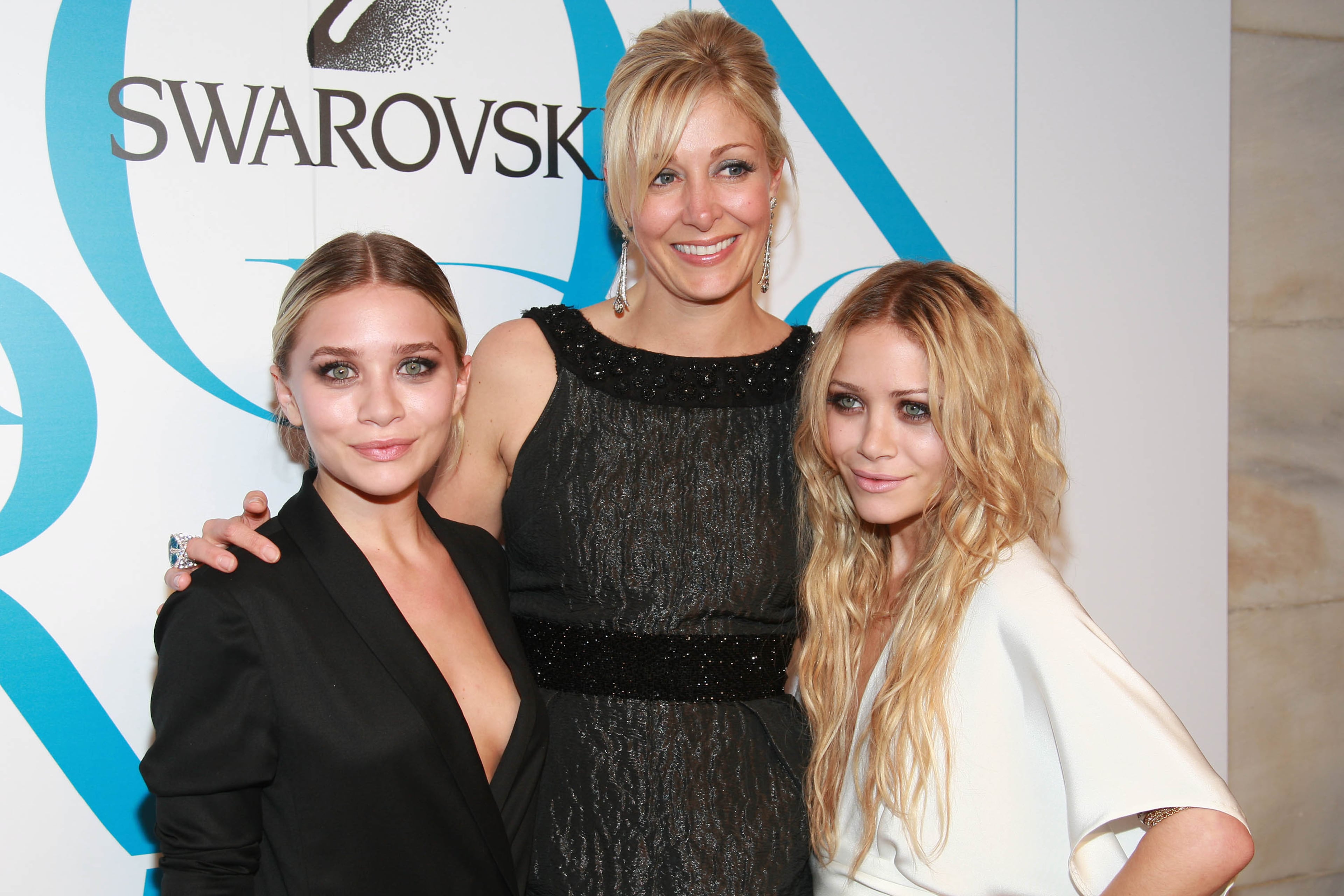 (L-R) Actress Ashley Olsen, Nadia Swarovski and actress Mary-Kate Olsen pose in the green room during the 25th Anniversary of the Annual CFDA Fashion Awards held at the New York Public Library June 4, 2007 in New York City. (Photo by Evan Agostini/Getty Images for CFDA)