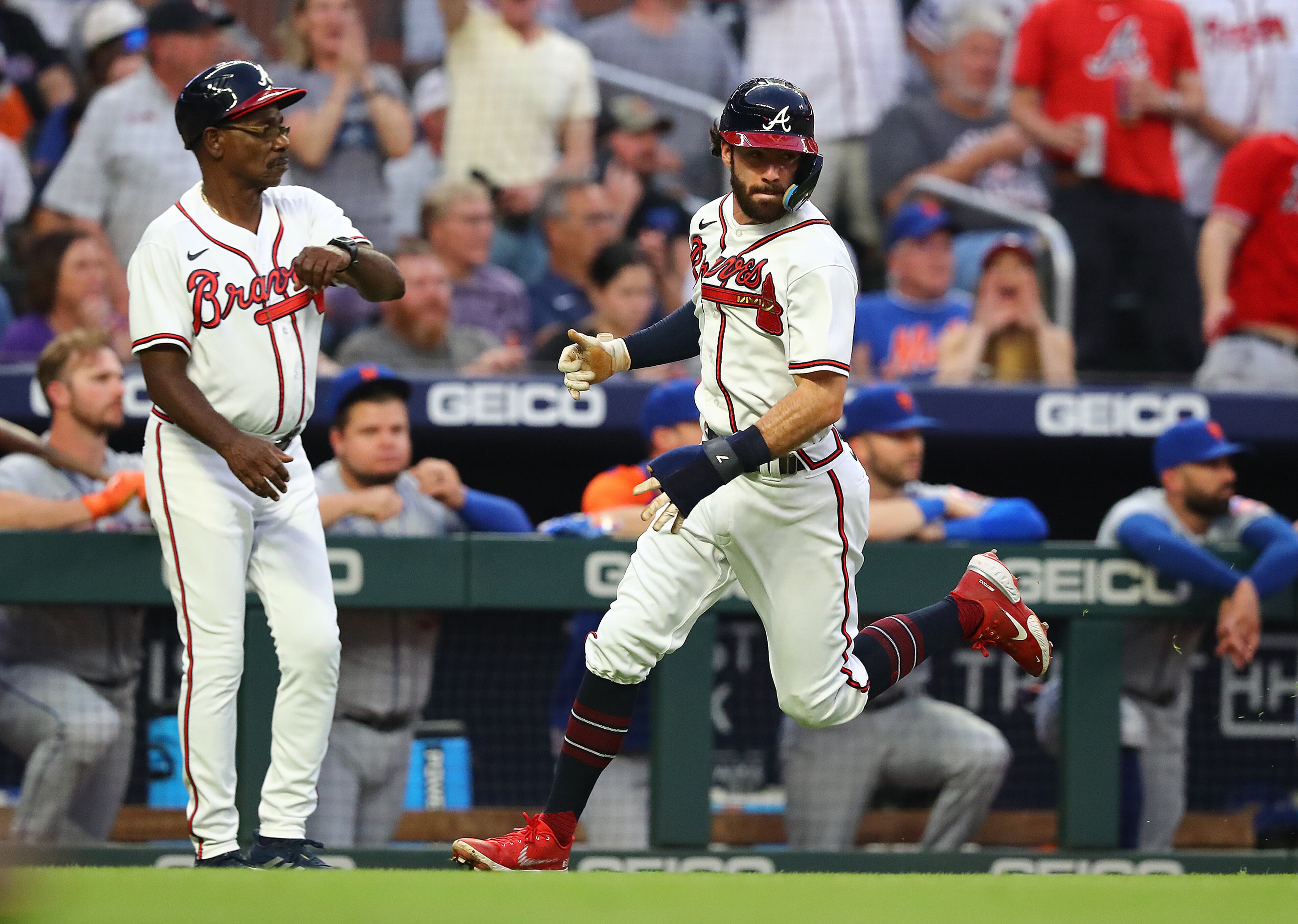 081822 Atlanta: Atlanta Braves Dansby Swanson heads home to score on a RBI-single by Austin Riley to take a 2-0 lead over the New York Mets during the third inning in a MLB baseball game on Thursday, August 18, 2022, in Atlanta. “Curtis Compton / Curtis Compton@ajc.com