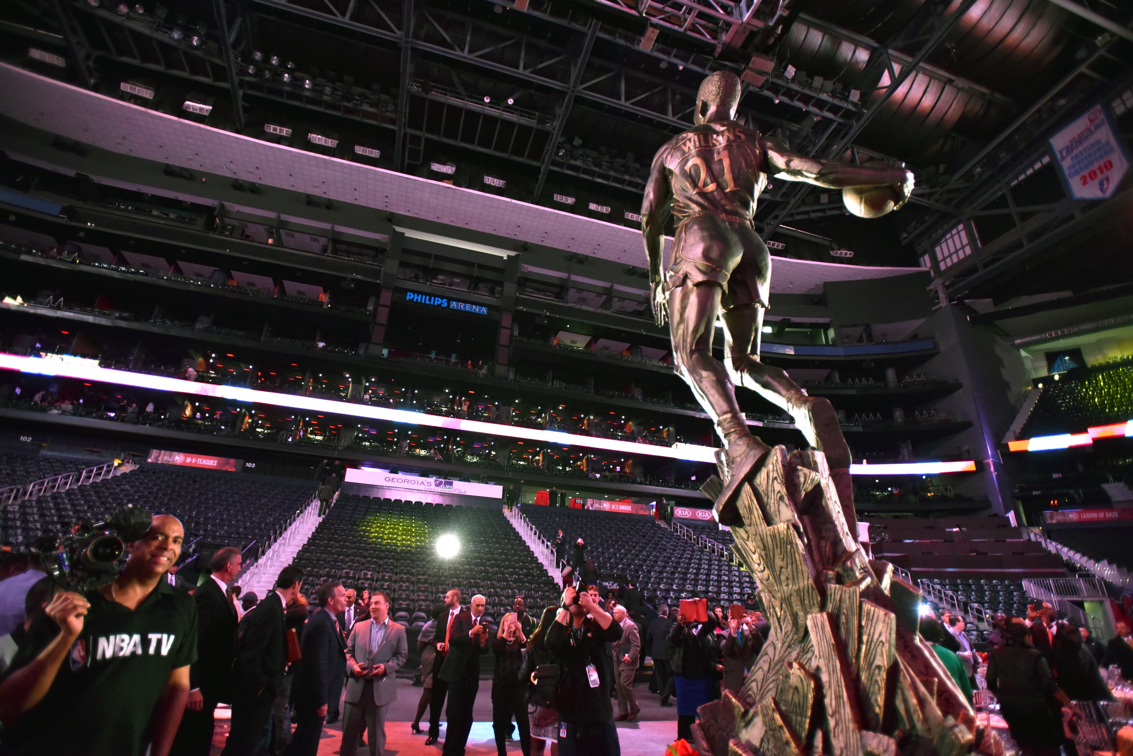 March 5, 2015 Atlanta - The Atlanta Hawks unveiled a large statue of former legendary Hawks player Dominique Wilkins during a private luncheon and ceremony at Philips Arena on Thursday, March 5, 2015. The Atlanta Hawks unveiled a large statue of former legendary Hawks player Dominique Wilkins on Thursday at Philips Arena. Measuring 13 1/2 feet in height, the granite statue was unveiled at a private luncheon and ceremony on the arena floor. HYOSUB SHIN / HSHIN@AJC.COM