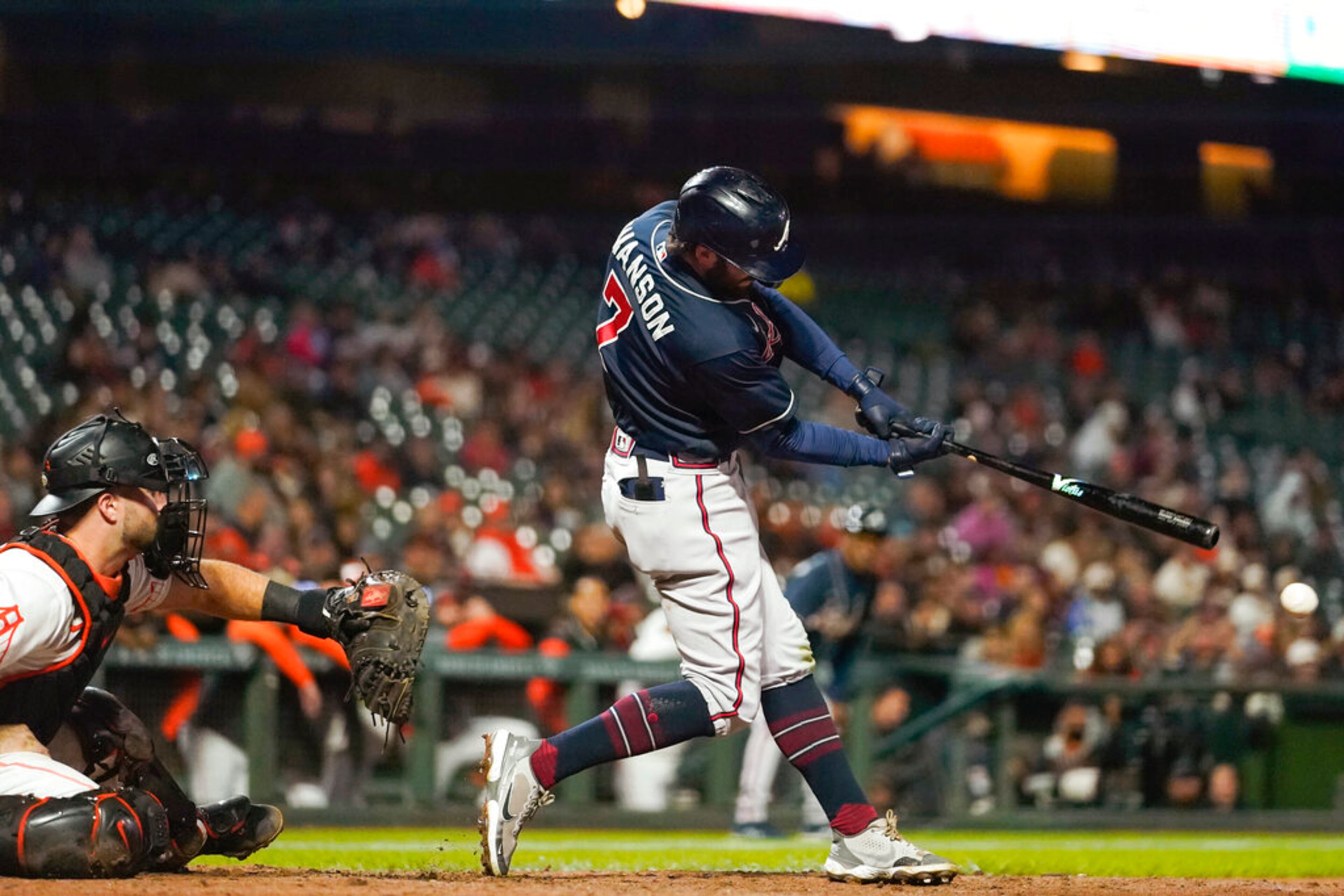 Atlanta Braves' Dansby Swanson hits an RBI single against the San Francisco Giants during the ninth inning of a baseball game in San Francisco, Tuesday, Sept. 13, 2022. (AP Photo/Godofredo A. Vásquez)