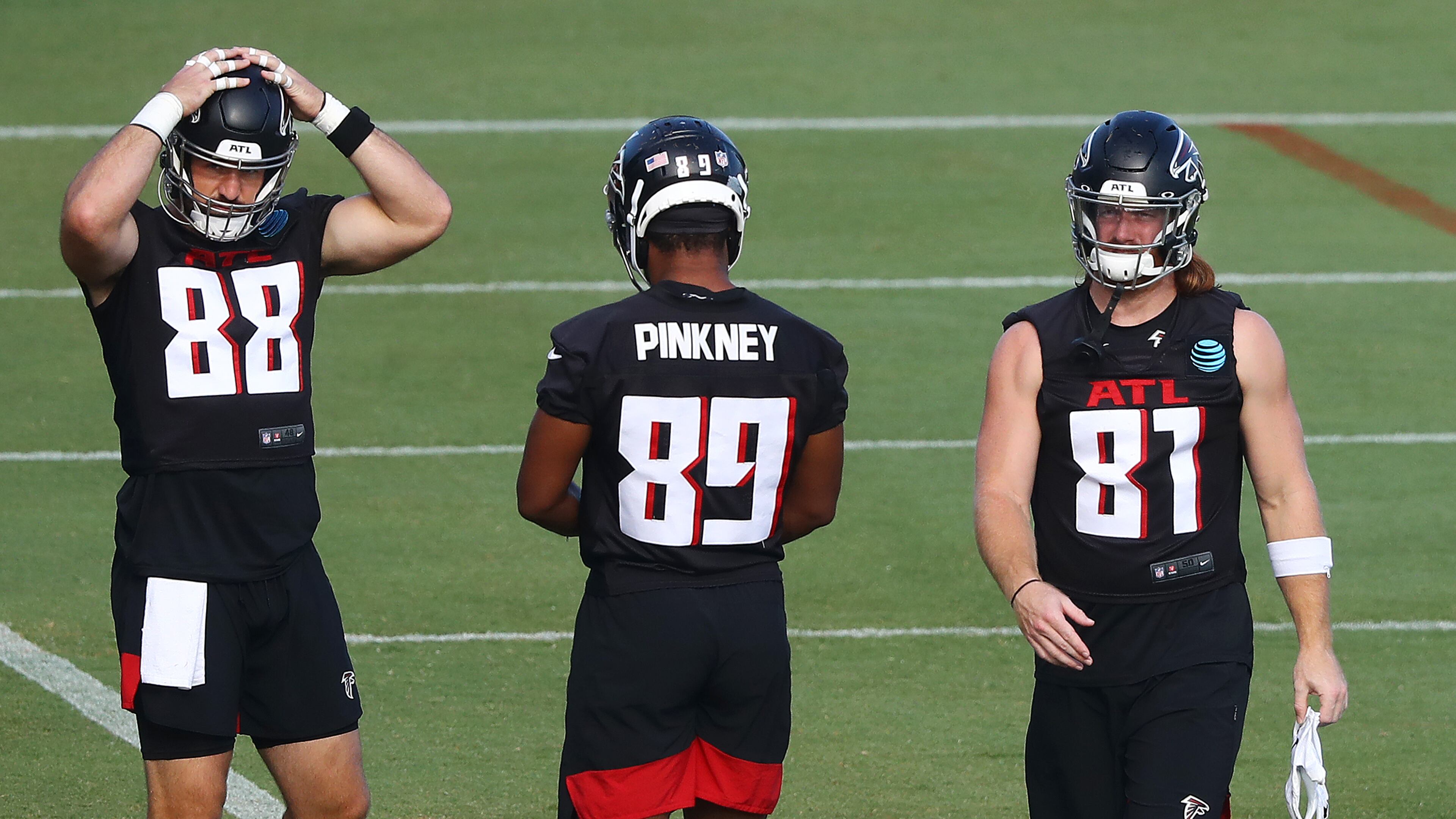 081920 Flowery Branch: Atlanta Falcons tight ends Luke Stocker (from left), Jared Pinkney, and Hayden Hurst take the field for training camp on Wednesday, August 19, 2020 in Flowery Branch. Curtis Compton ccompton@ajc.com