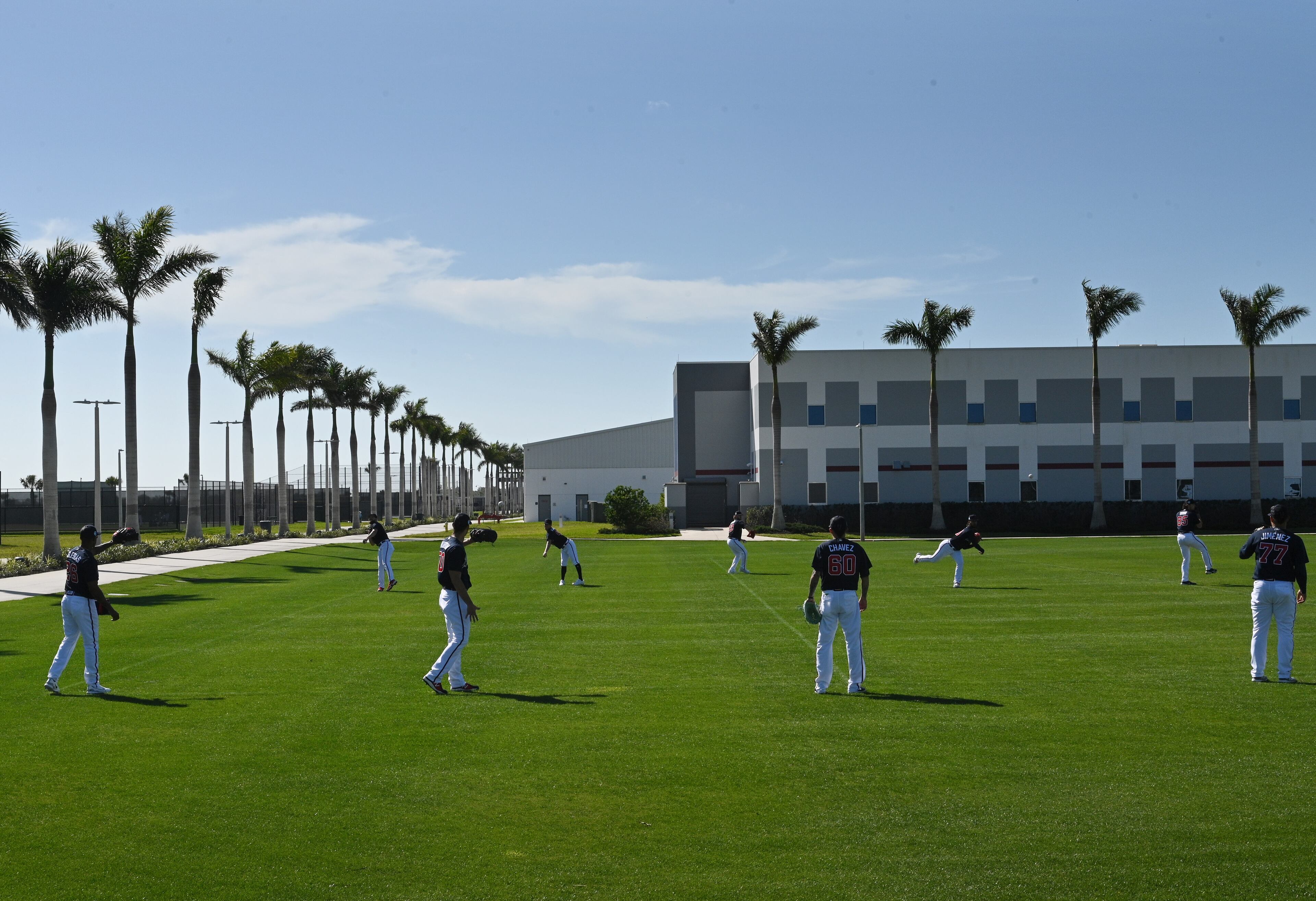 Braves pitchers warm up during spring training Thursday at CoolToday Park in North Port, Florida. (Hyosub Shin / Hyosub.Shin@ajc.com)