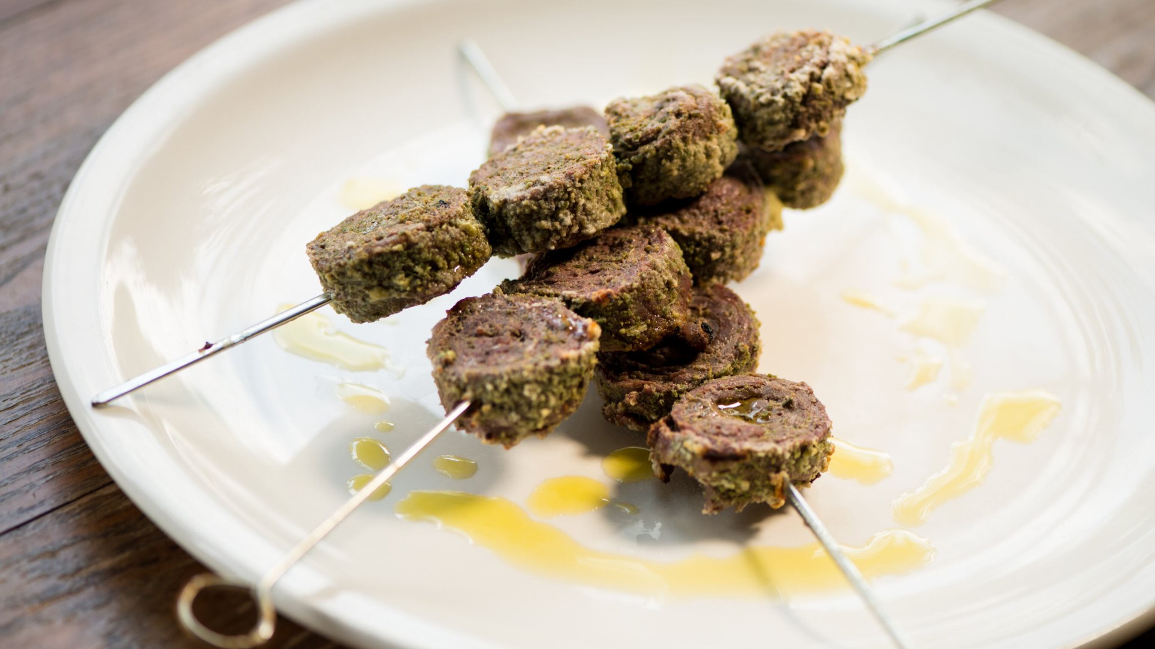 Cibo e Beve Chef Linda’s Beef Spiedini skewers, skirt steak seasoned with aromatic salt, pepper, and olive oil. Photo credit- Mia Yakel.