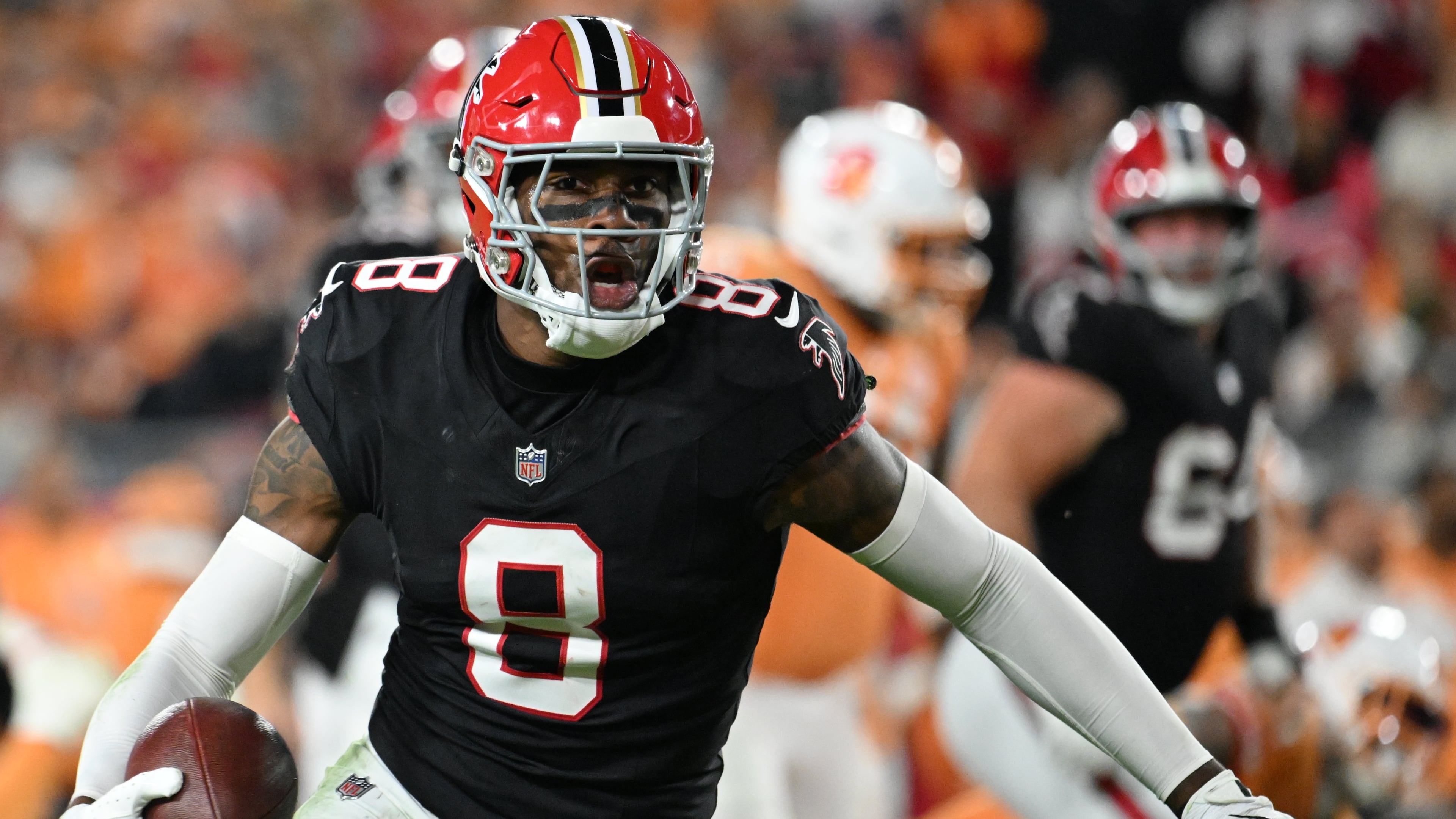 Atlanta Falcons tight end Kyle Pitts Sr. runs against the Tampa Bay Buccaneers during the first half of Thursday's game. (Jason Behnken/AP)