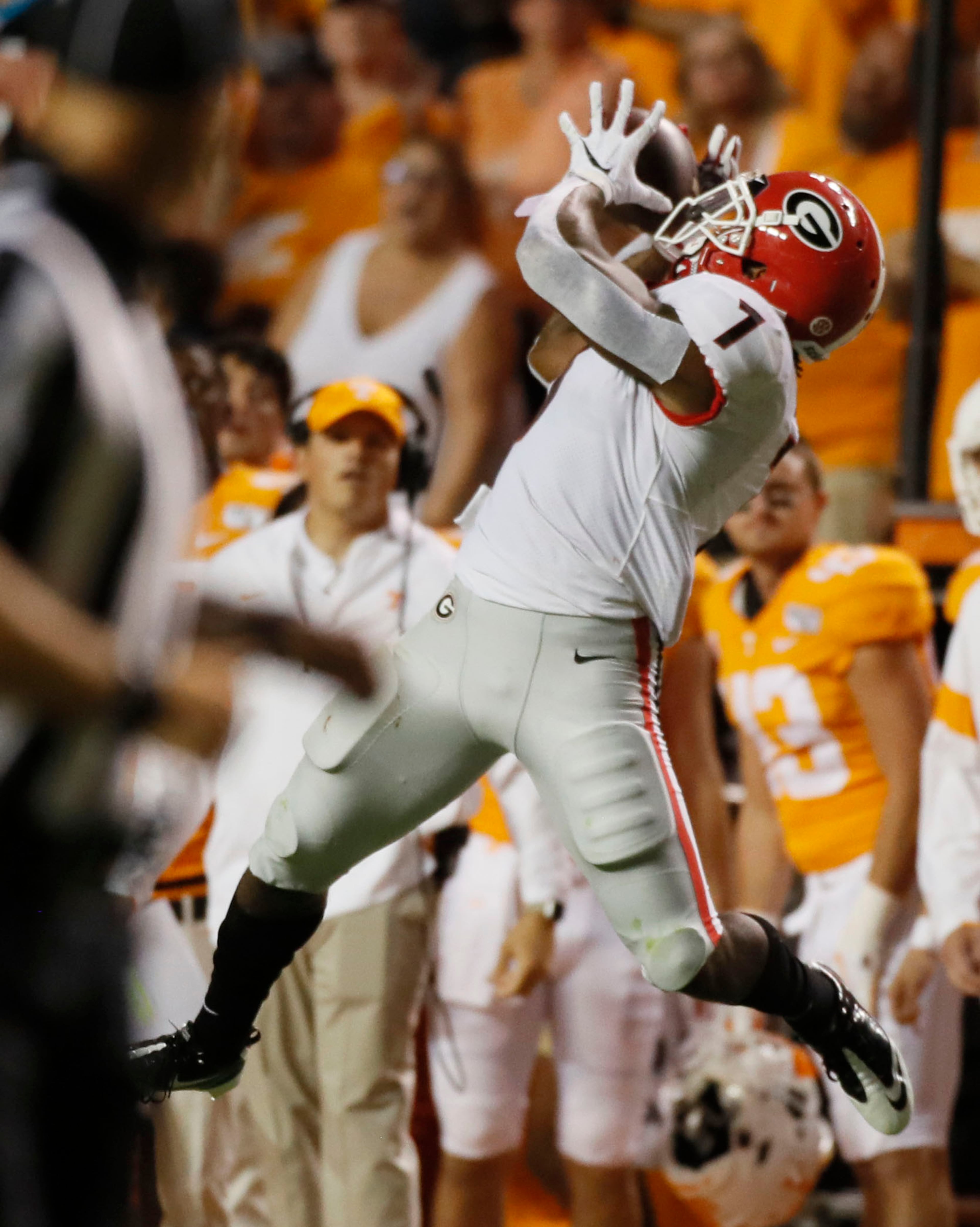 Georgia Bulldogs running back D'Andre Swift (7) makes a leaping catch on a third and long pass for a first down. Bob Andres / robert.andres@ajc.com