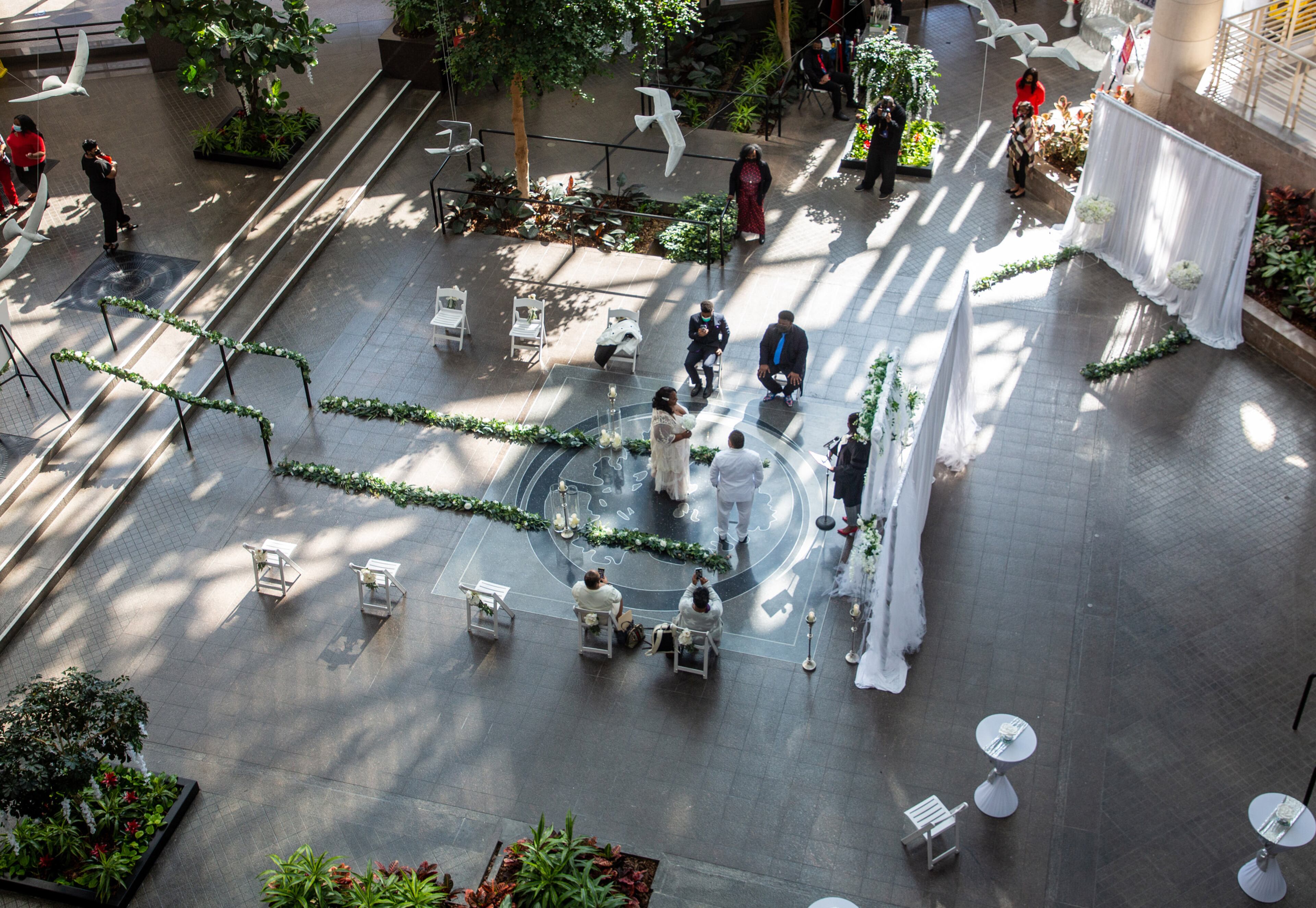 A couple get married in the Atrium of the Fulton County Gov. Bldg. on valentines day, February 14, 2022. STEVE SCHAEFER FOR THE ATLANTA JOURNAL-CONSTITUTION