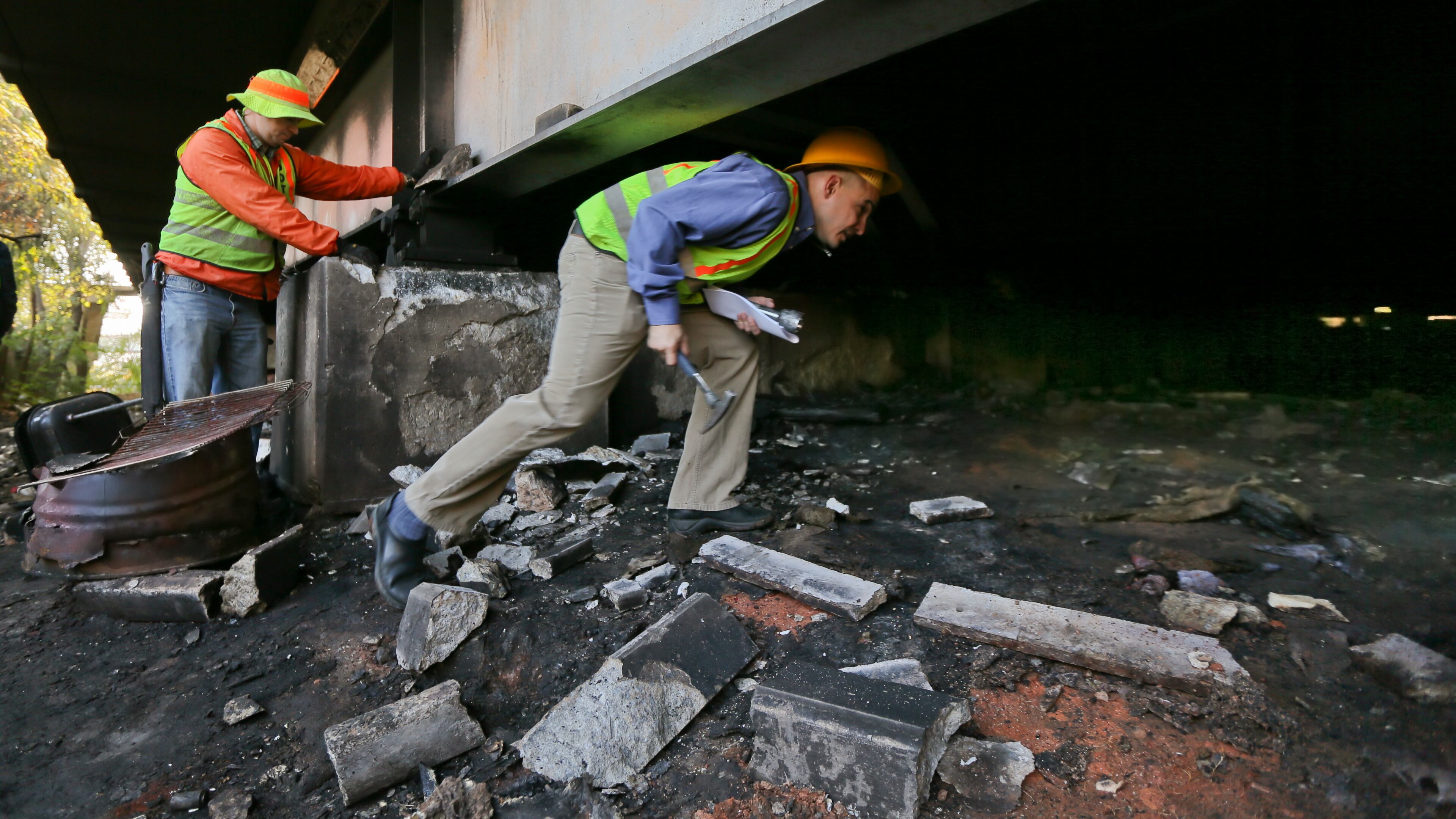 GDOT bridge inspectors, Jeramy Durrence (left) and Andy Doyle (right) make an inspection in Atlanta on Oct. 10, 2012. JOHN SPINK / AJC