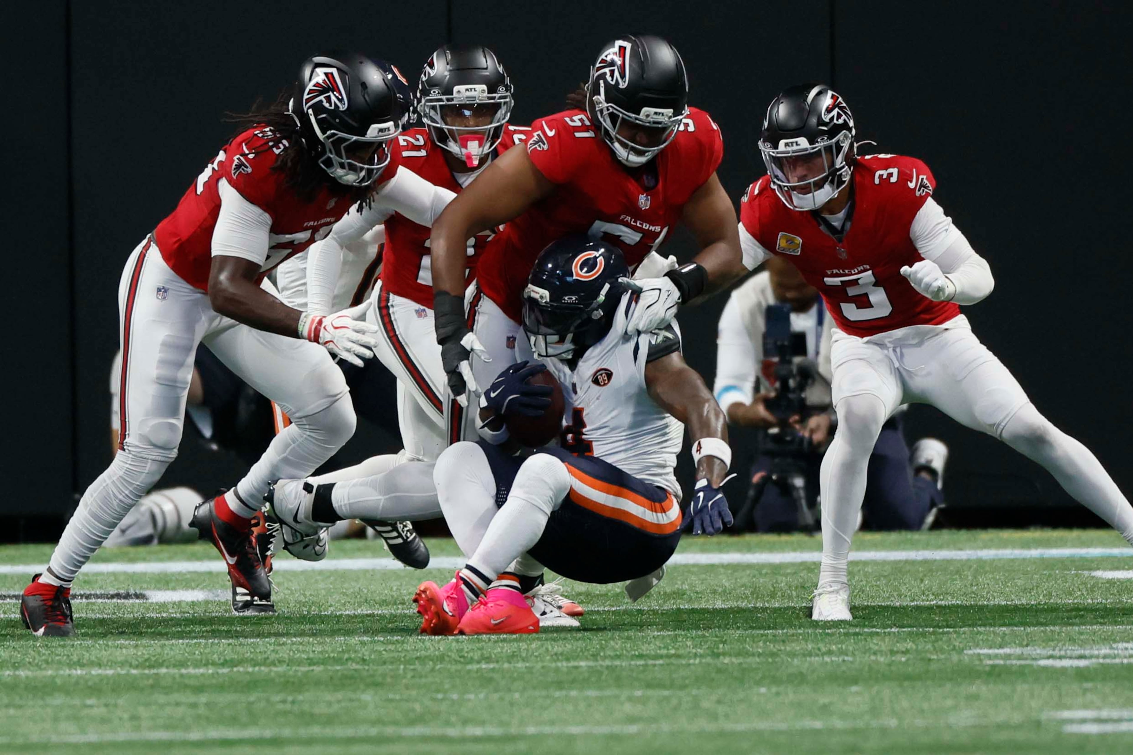 Atlanta Falcons defense, including linebacker Jared Ivey (center), stops Chicago Bears running back D’Andre Swift during the first half of an NFL football game against the Chicago Bears at Mercedes-Benz Stadium in Atlanta on Sunday, Oct. 18, 2026. (Miguel Martinez/AJC)