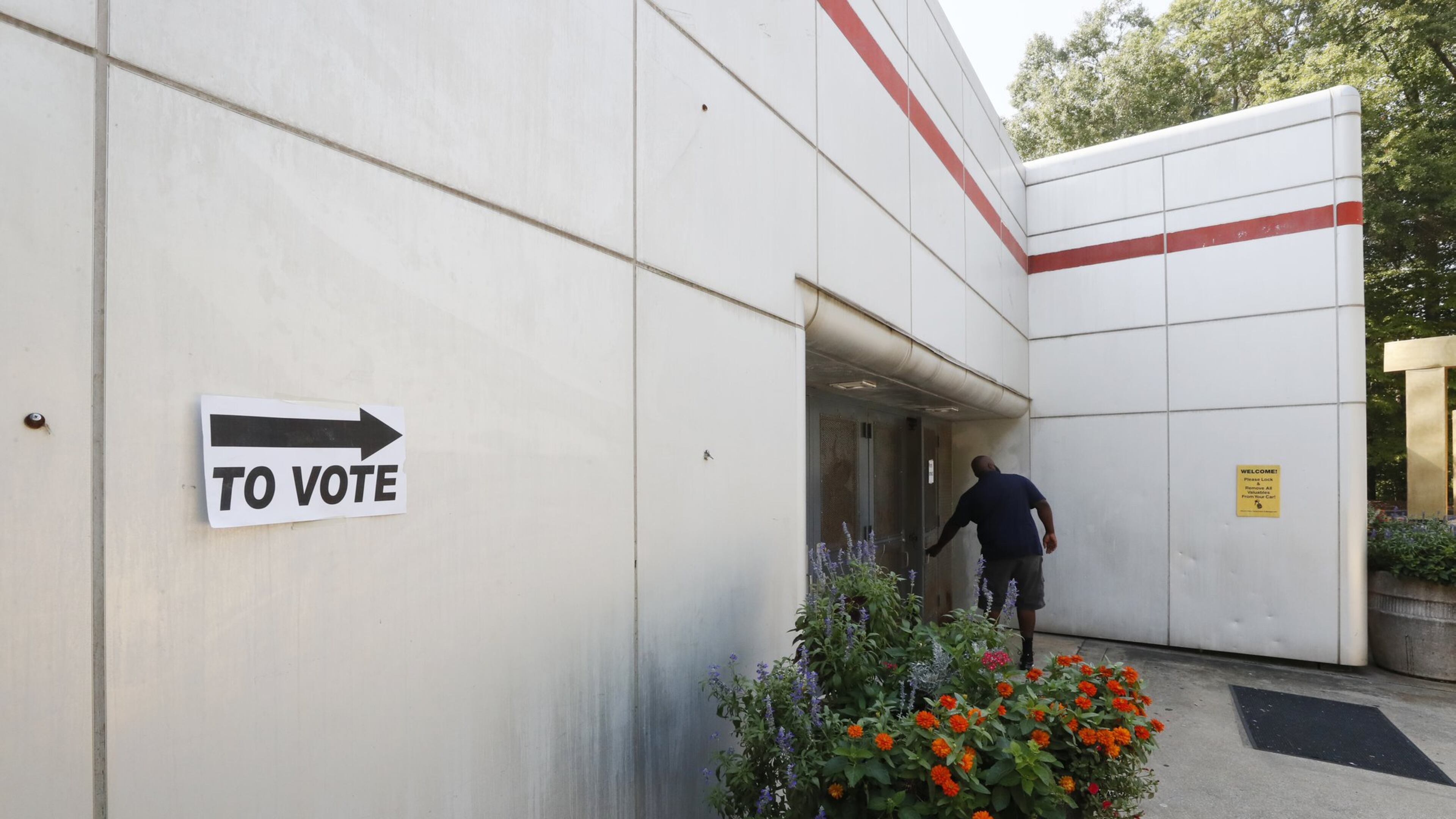 The Grove Park Recration Center polling place, where voting will take place today. Bob Andres / robert.andres@ajc.com