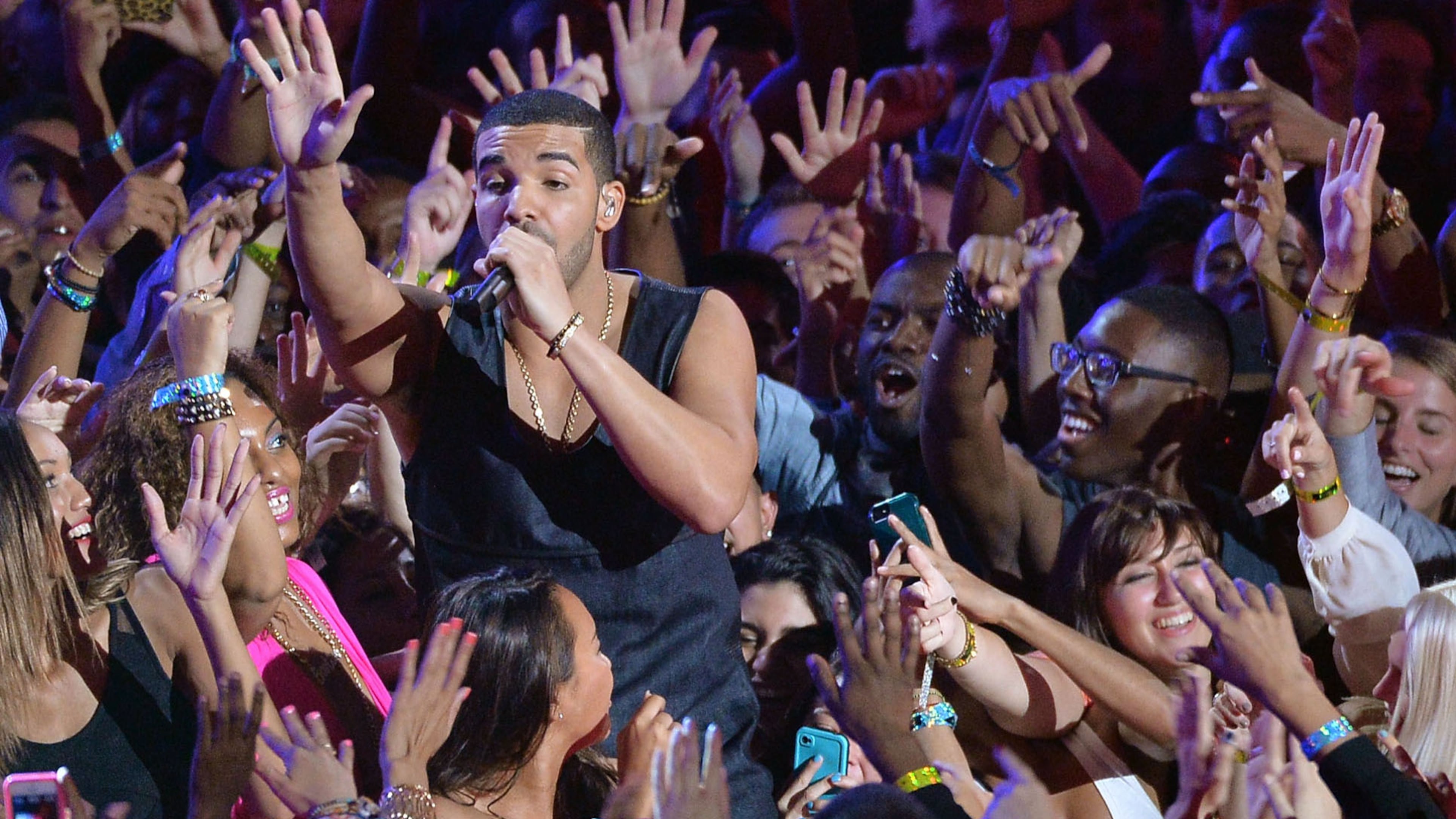NEW YORK, NY - AUGUST 25: Drake performs during the 2013 MTV Video Music Awards at the Barclays Center on August 25, 2013 in the Brooklyn borough of New York City. (Photo by Rick Diamond/Getty Images for MTV)