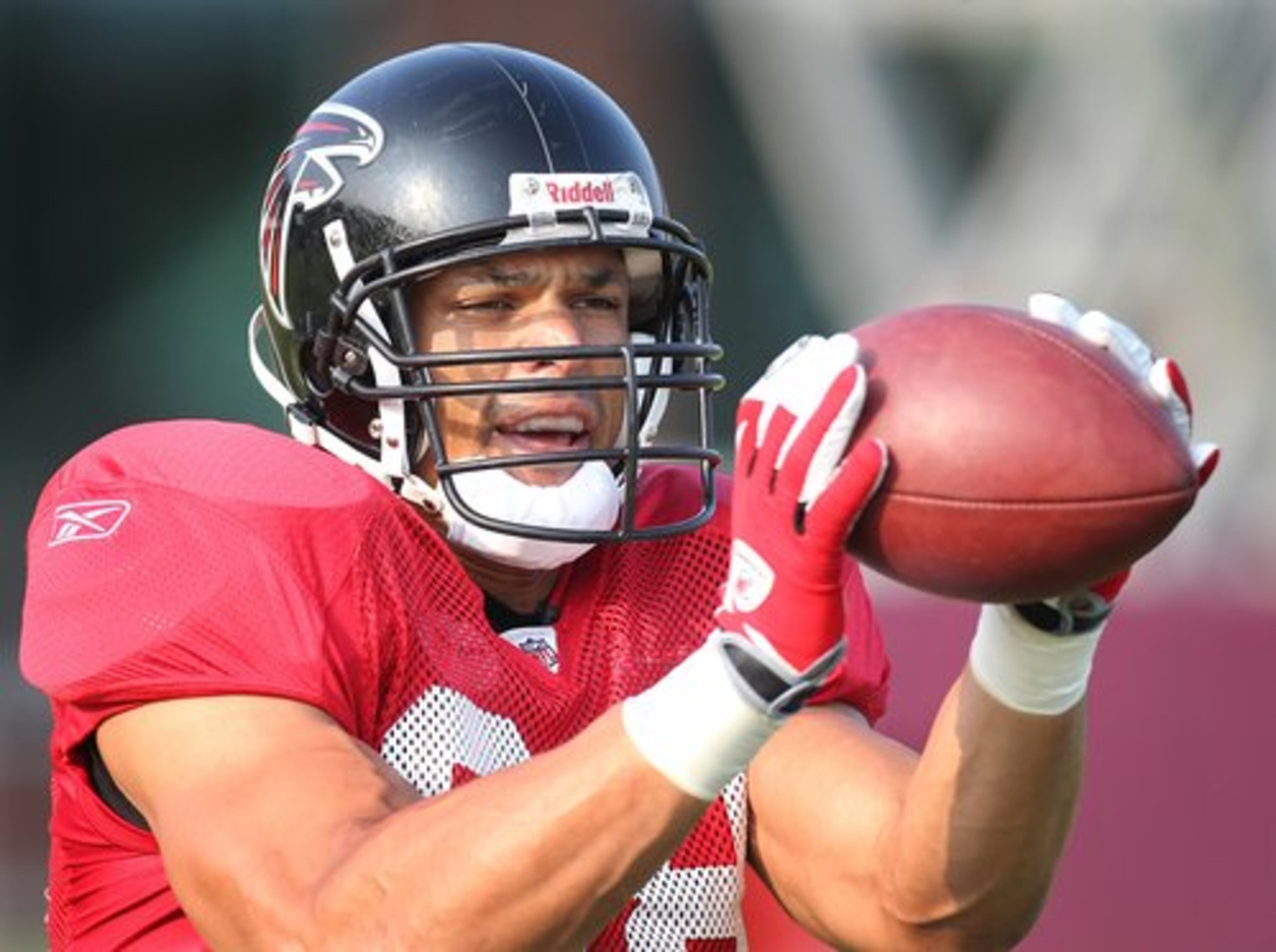 Falcons TE Tony Gonzalez concentrates while pulling in a pass.