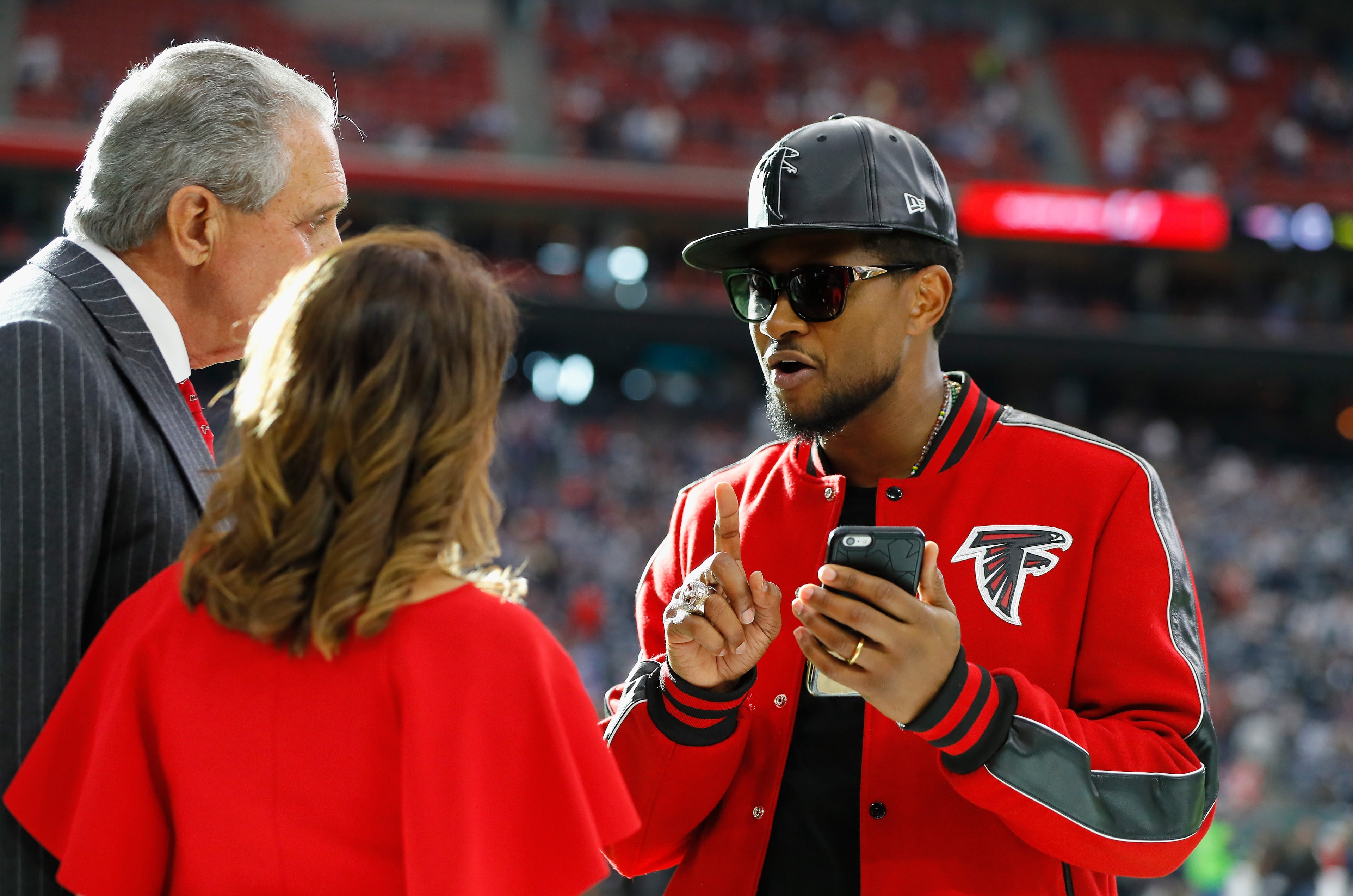 HOUSTON, TX - FEBRUARY 05: Angela Macuga, Atlanta Falcons owner Arthur Blank and Usher speak prior to Super Bowl 51 against the New England Patriots at NRG Stadium on February 5, 2017 in Houston, Texas. (Photo by Kevin C. Cox/Getty Images)