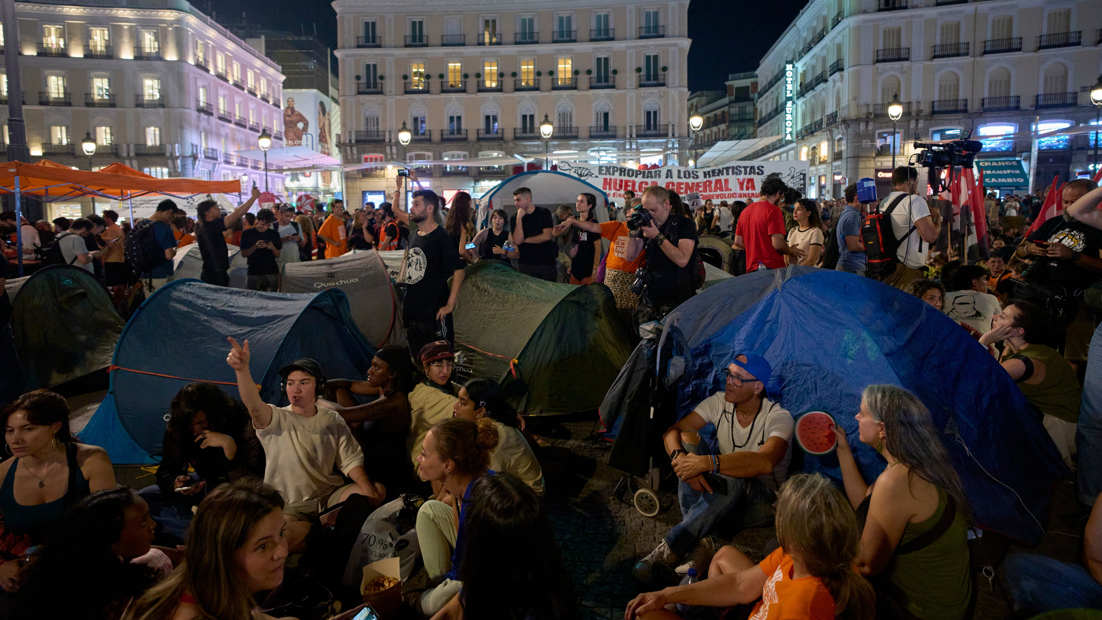 People set up tents during a protest following the eviction last Wednesday of 87-year-old Maricarmen to demand stronger laws to protect renters at Sol square in Madrid, Spain, Saturday, Sept. 26, 2026. (AP Photo/Manu Fernandez)