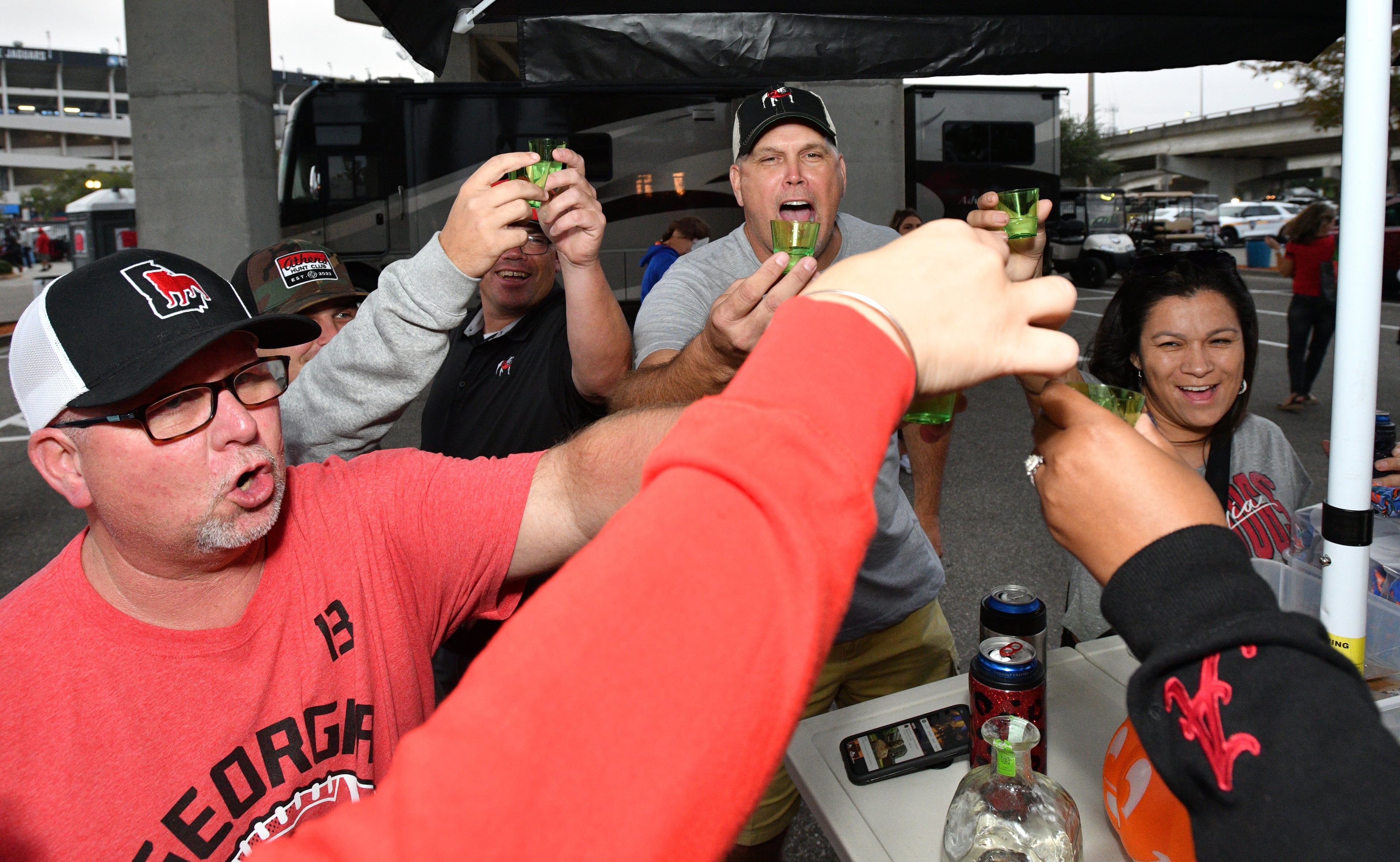 Georgia fans cheer in RV City. (Hyosub Shin / Hyosub.Shin@ajc.com)