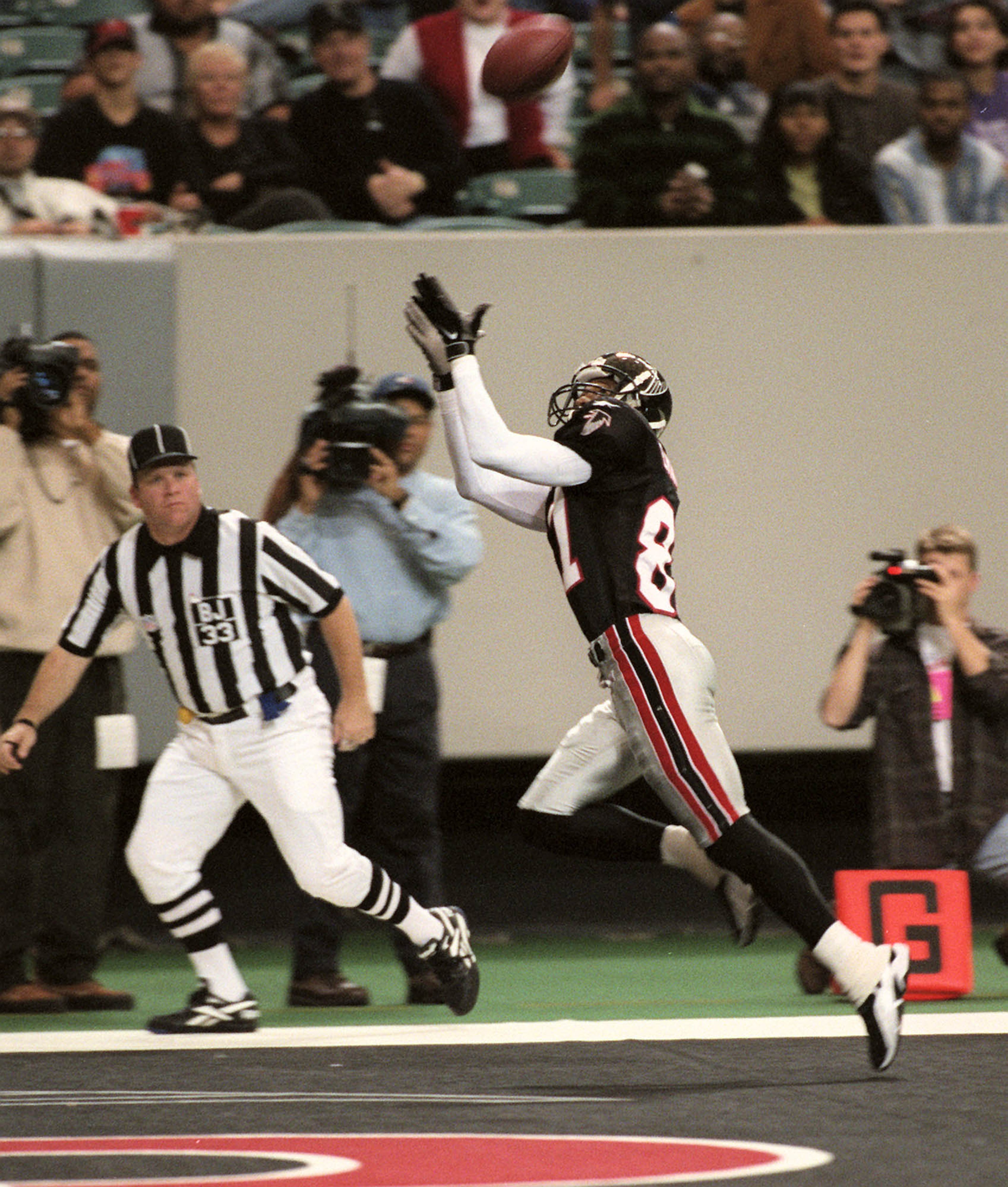 971102 - Atlanta, Georgia - All alone in the end zone, Atlanta Falcons Wide Reciever Terance Mathis goes up for the catch and the touchdown in second quarter action on Sunday November 2,1997 at the Georgia Dome. (AJC Staff Photo/Taimy Alvarez)