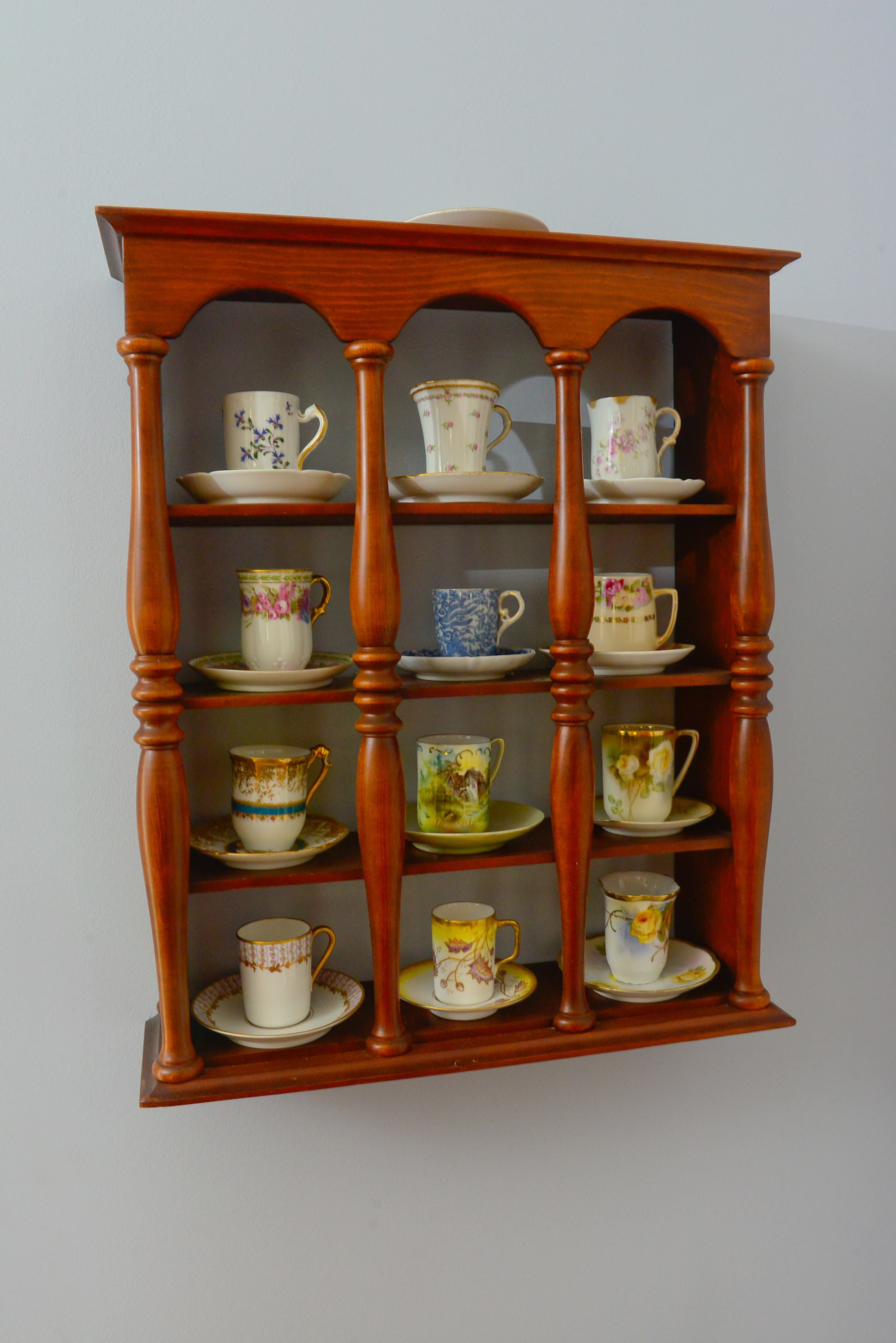 A collection of European chocolate cups adorn the breakfast area wall. A friend gave Chris and Linda his collection, which they display and treasure.