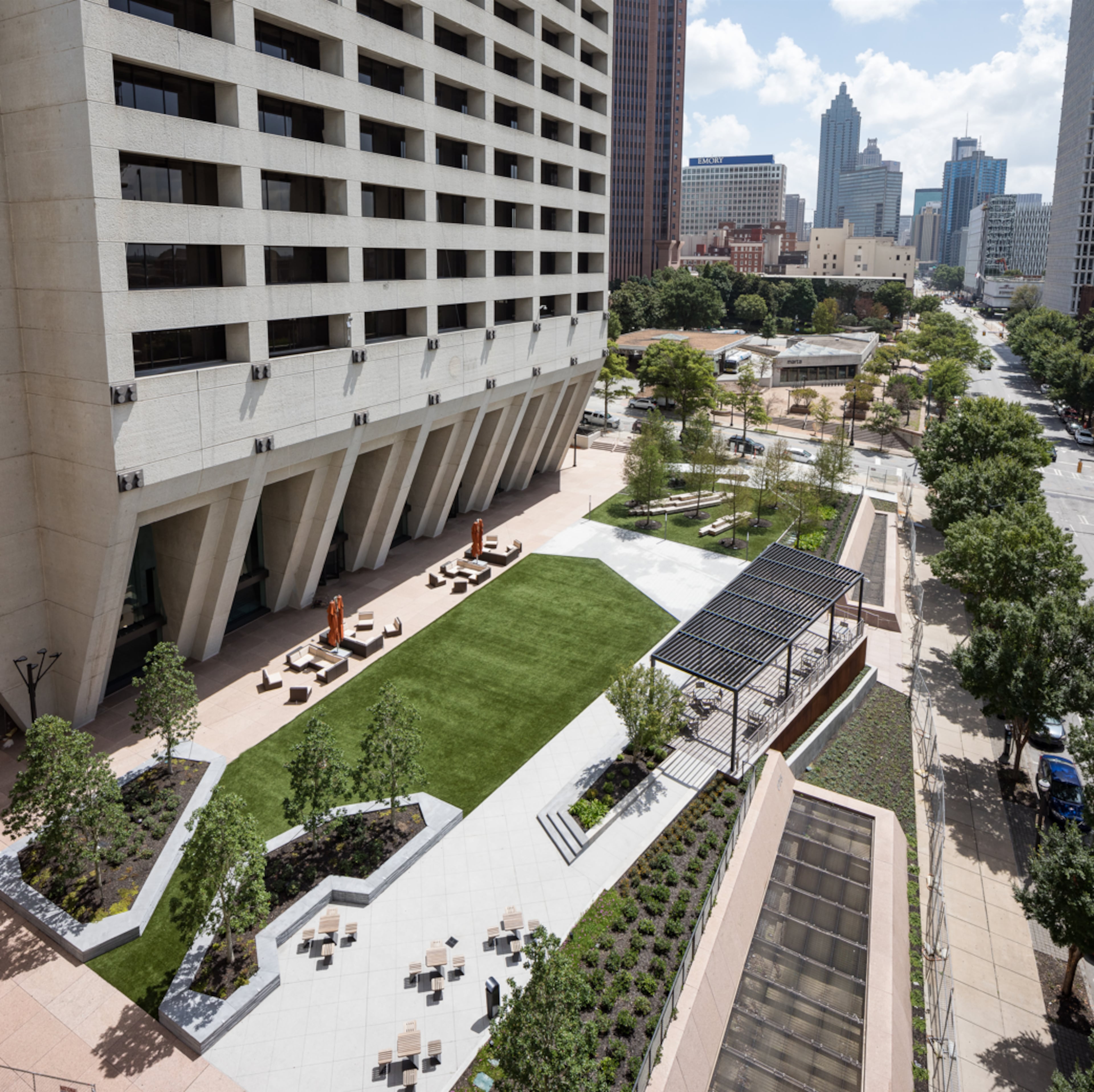 The exterior of Tower Square, the eighth-tallest tower in Atlanta, connects directly to a MARTA station in Midtown. (Courtesy of CBRE)