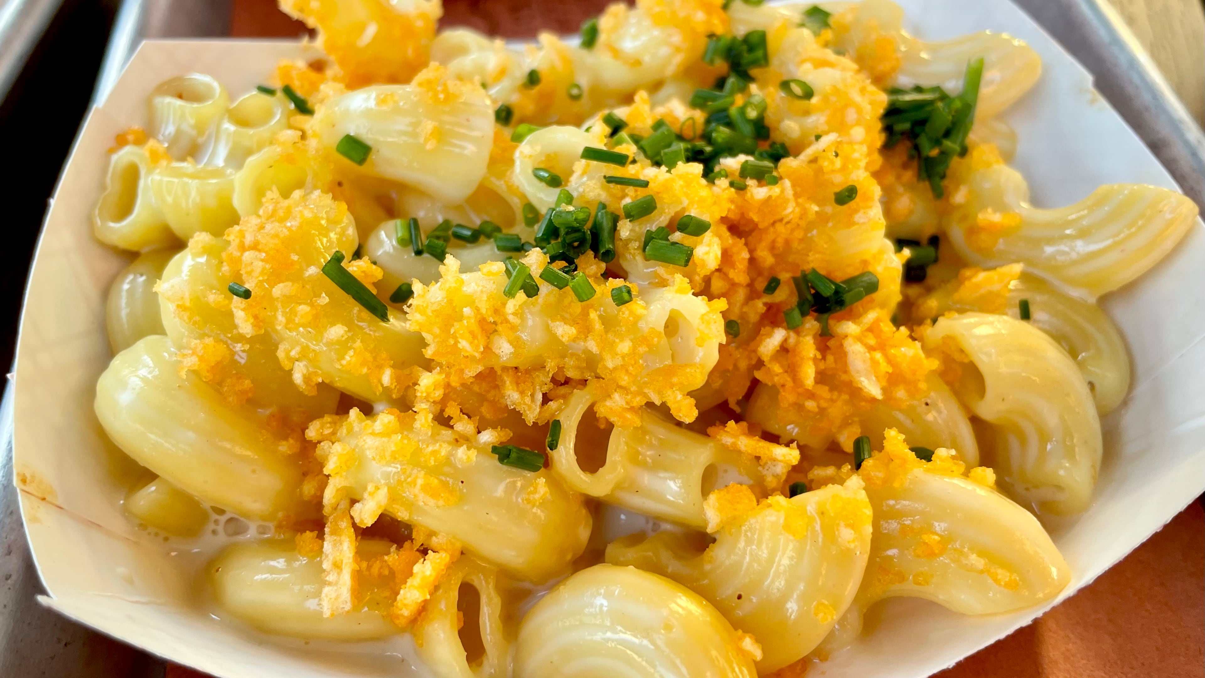 The Fox Bros. Bar-B-Q location in Brookhaven offers a white cheddar mac and cheese. Angela Hansberger for The Atlanta Journal-Constitution