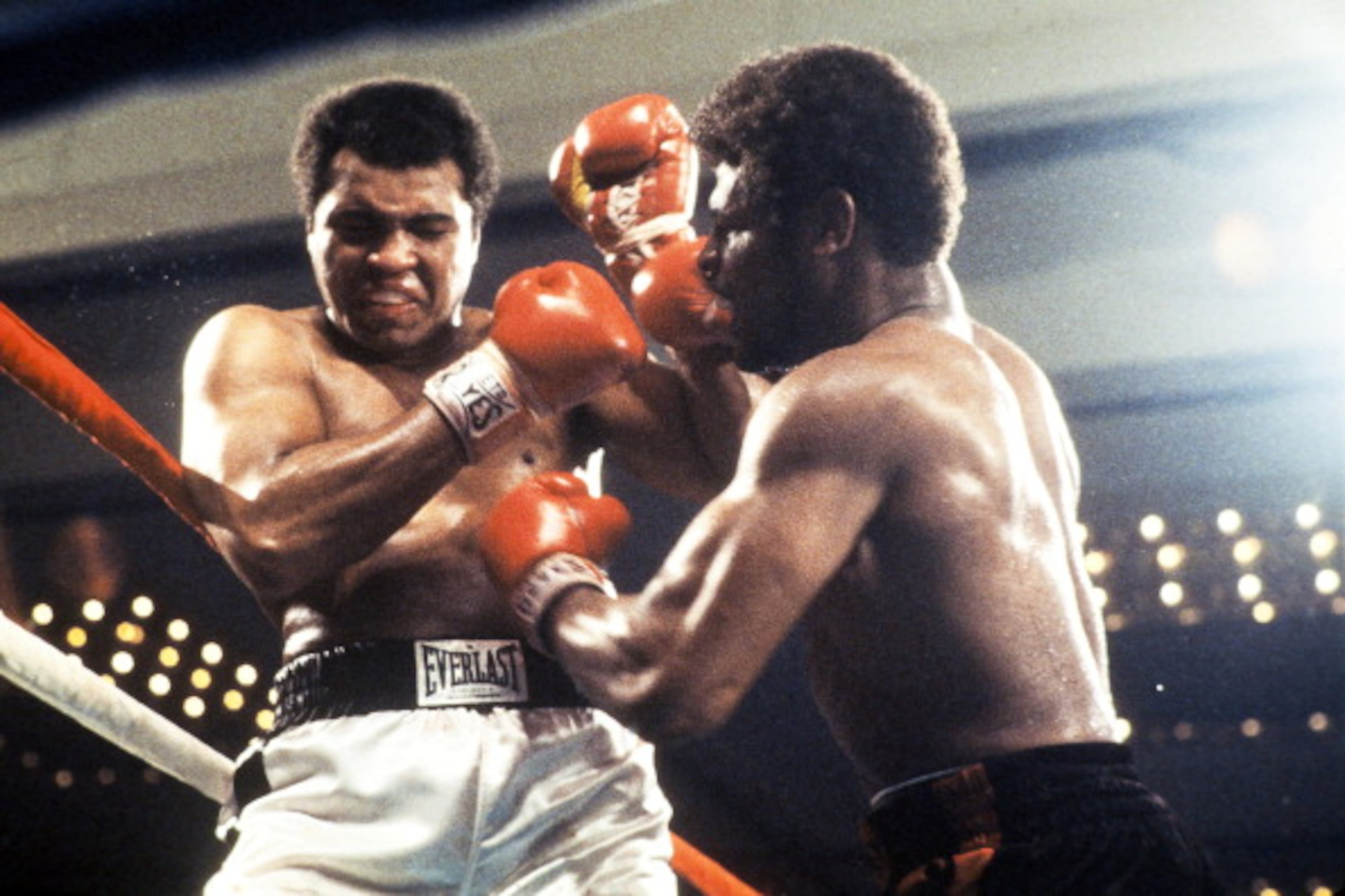 Picture taken in Moscow September 16, 1978, of the world heavyweight boxing champion Muhammad Ali (L) during the match he won against his compatriot Leon Spinks. (Photo credit should read -/AFP/Getty Images)