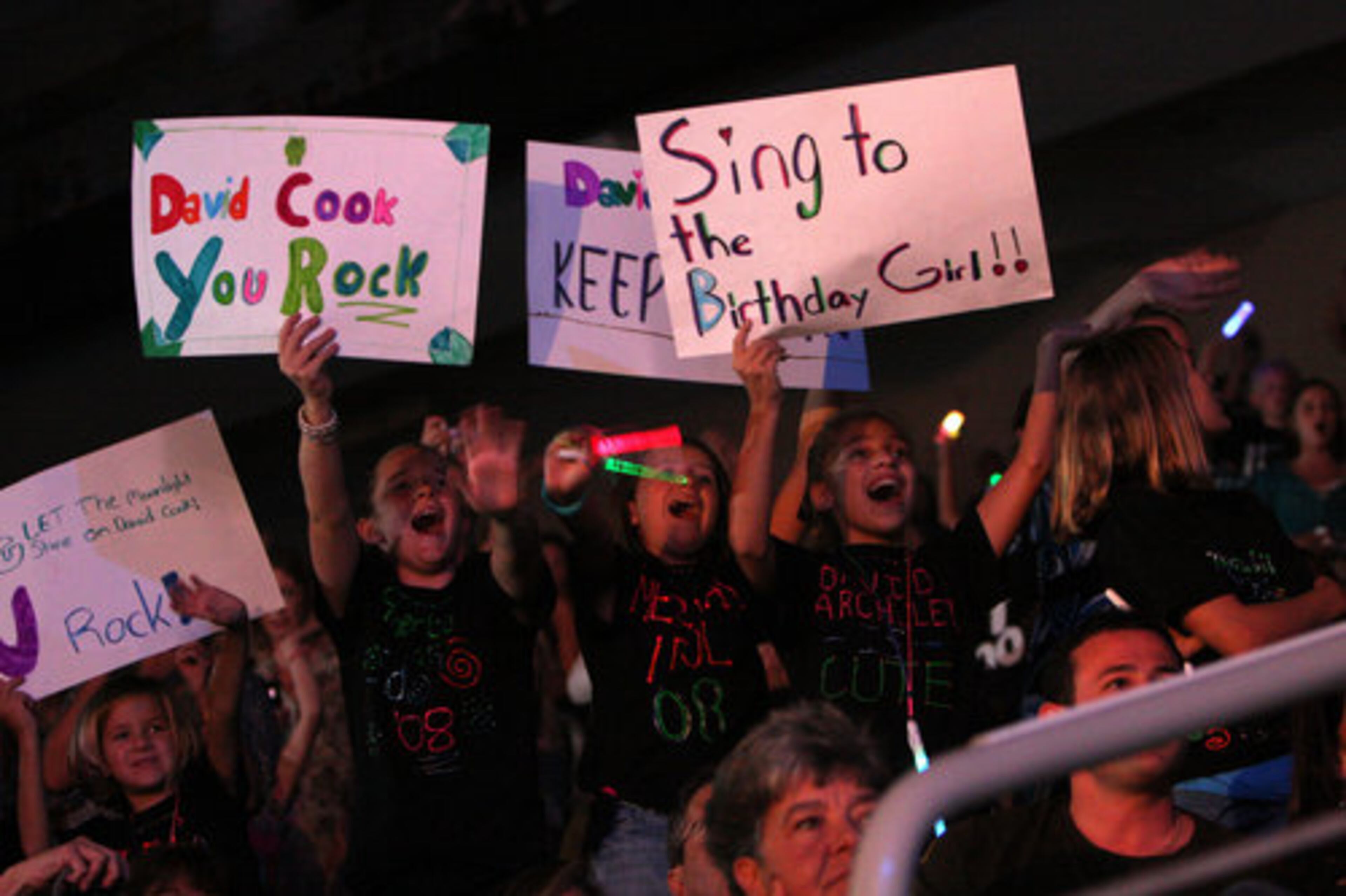 After the 'American Idols Live Tour 2008' performance, fans waited outside for a chance to meet-and-greet with the stars.