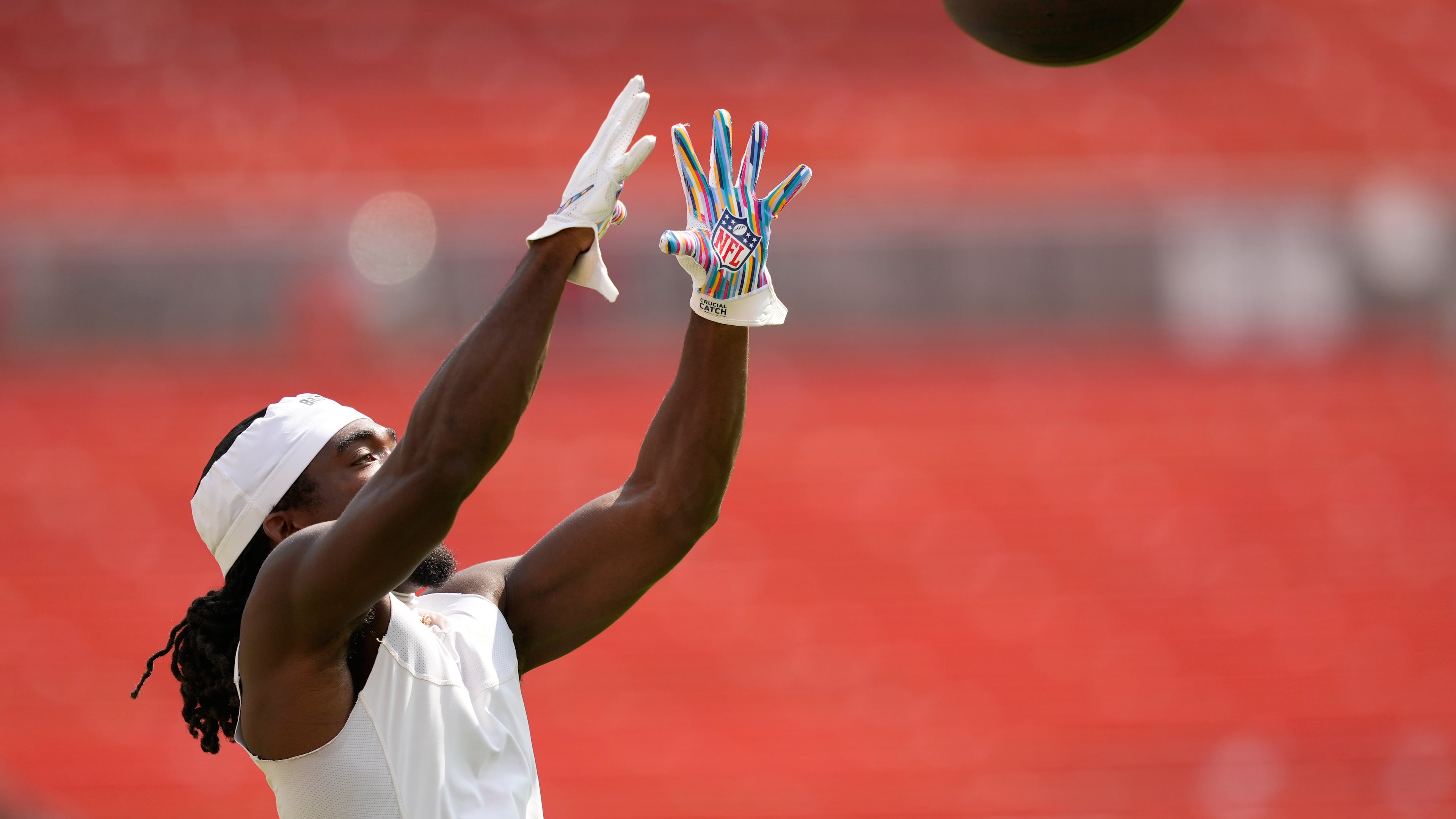 Cleveland Browns tight end Dae'Quan Wright warms up before a preseason NFL football game against the Buffalo Bills, Saturday, Aug. 22, 2026, in Cleveland. (AP Photo/Carolyn Kaster)