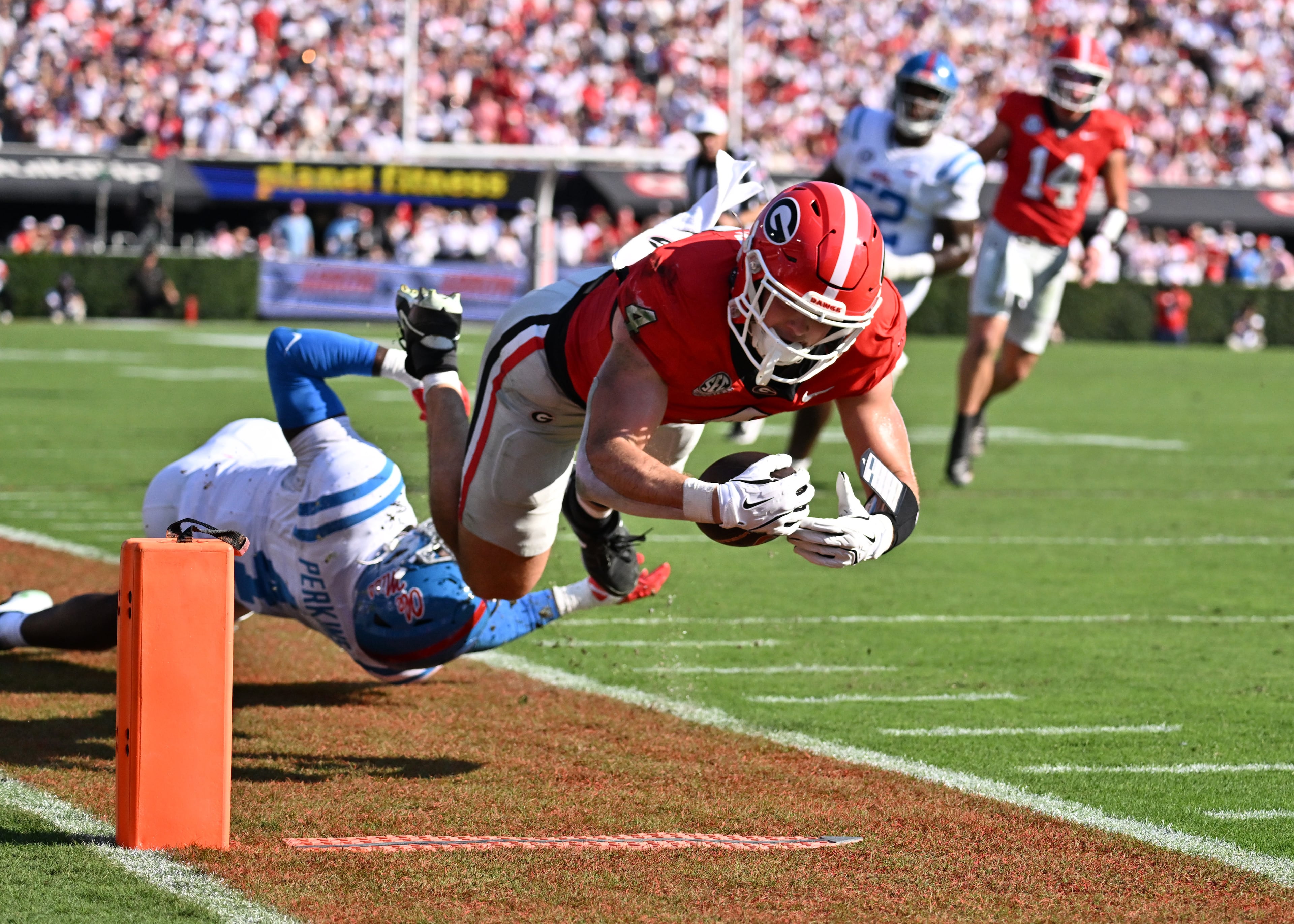 Georgia tight end Oscar Delp (center) falls down near the endzone after the catch during the first half in an NCAA football game at Sanford Stadium, Saturday, Oct. 18, 2025, in Athens. (Hyosub Shin/AJC)