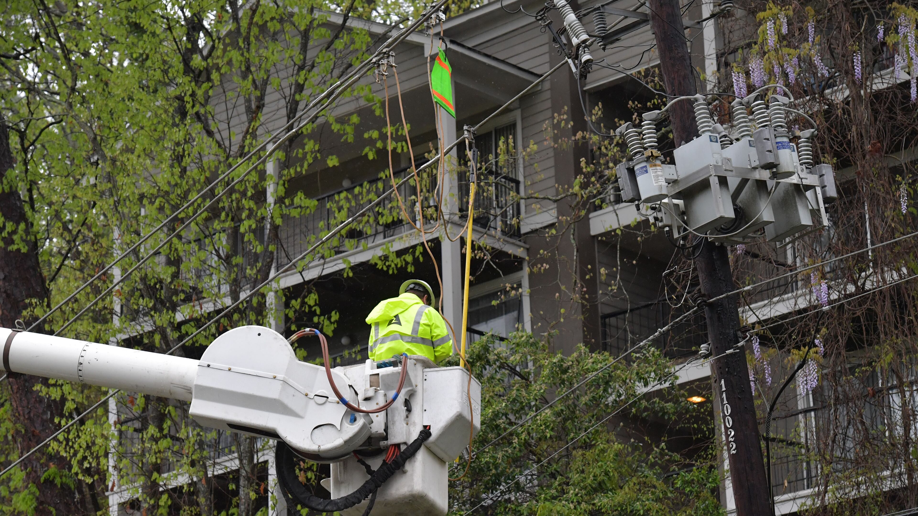 A Georgia Power crew repairs storm damage in Roswell in this April file photo. HYOSUB SHIN / HSHIN@AJC.COM