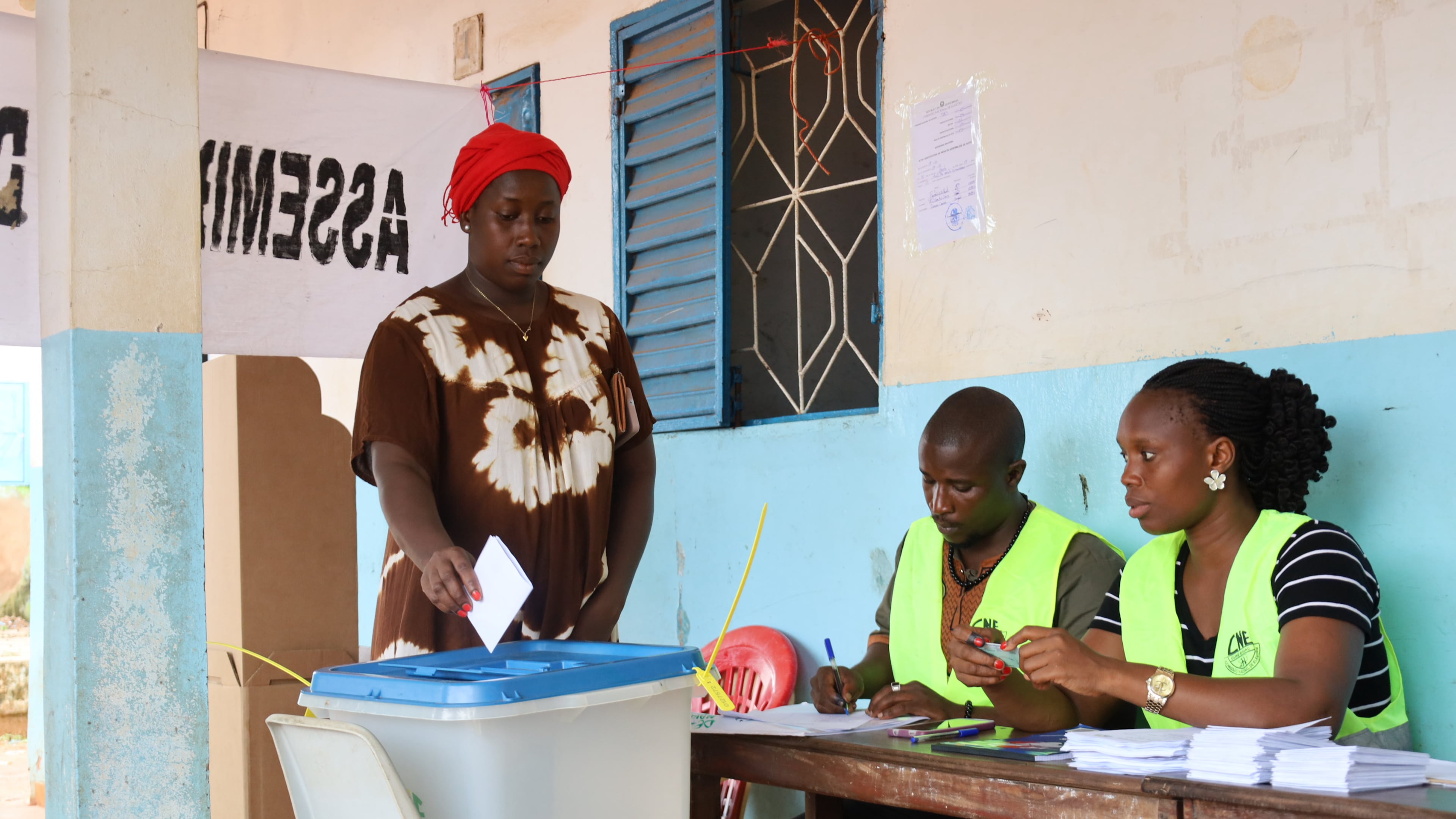 A voter casts her ballot during a referendum on granting new presidential powers, in Bissau, Guinea Bissau, Sunday, Aug. 30, 2026. (AP Photo/Darcicio Barbosa)