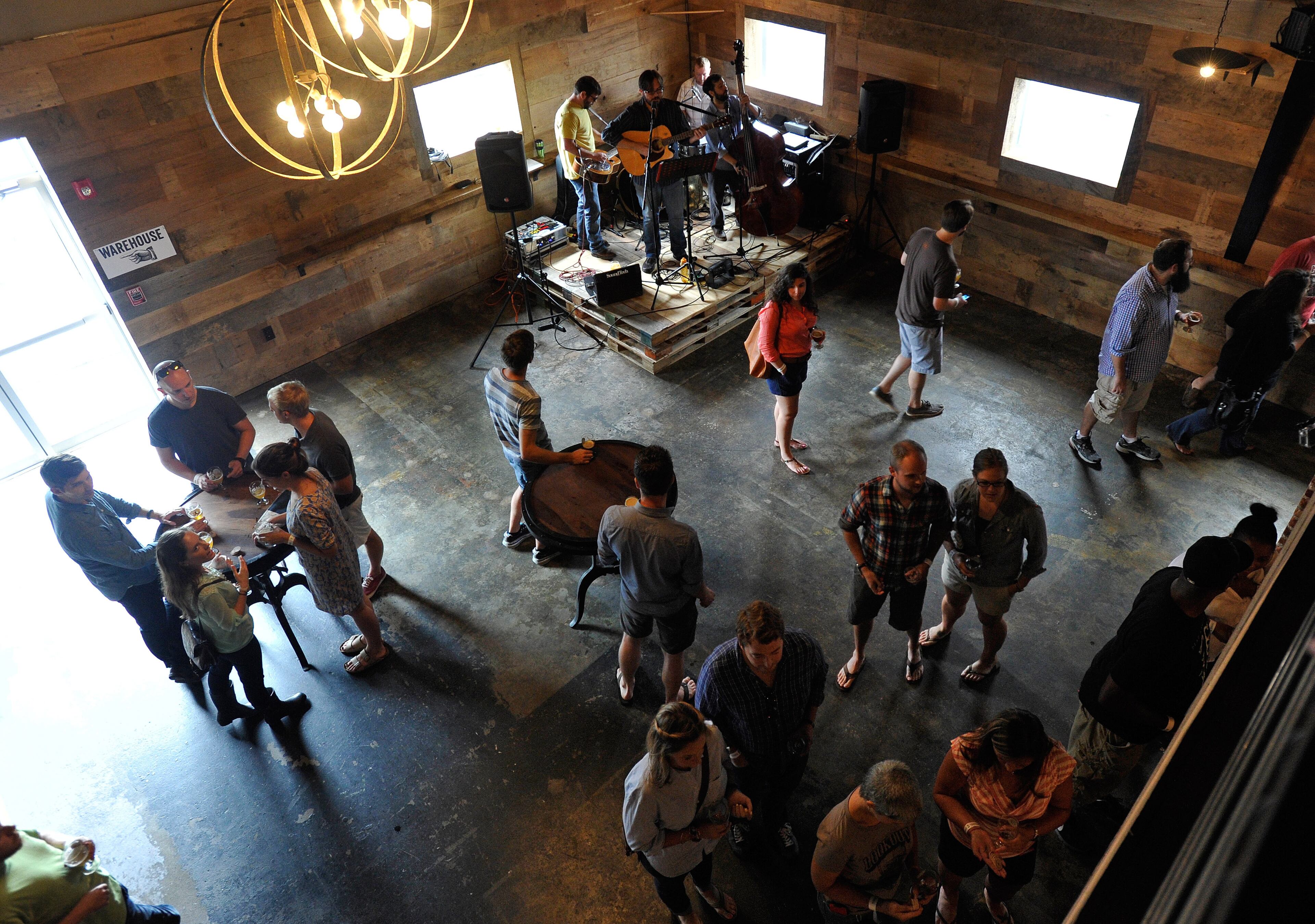 Live band Dusty Roads performed for hundreds of beer aficionados. David Tulis / AJC Special