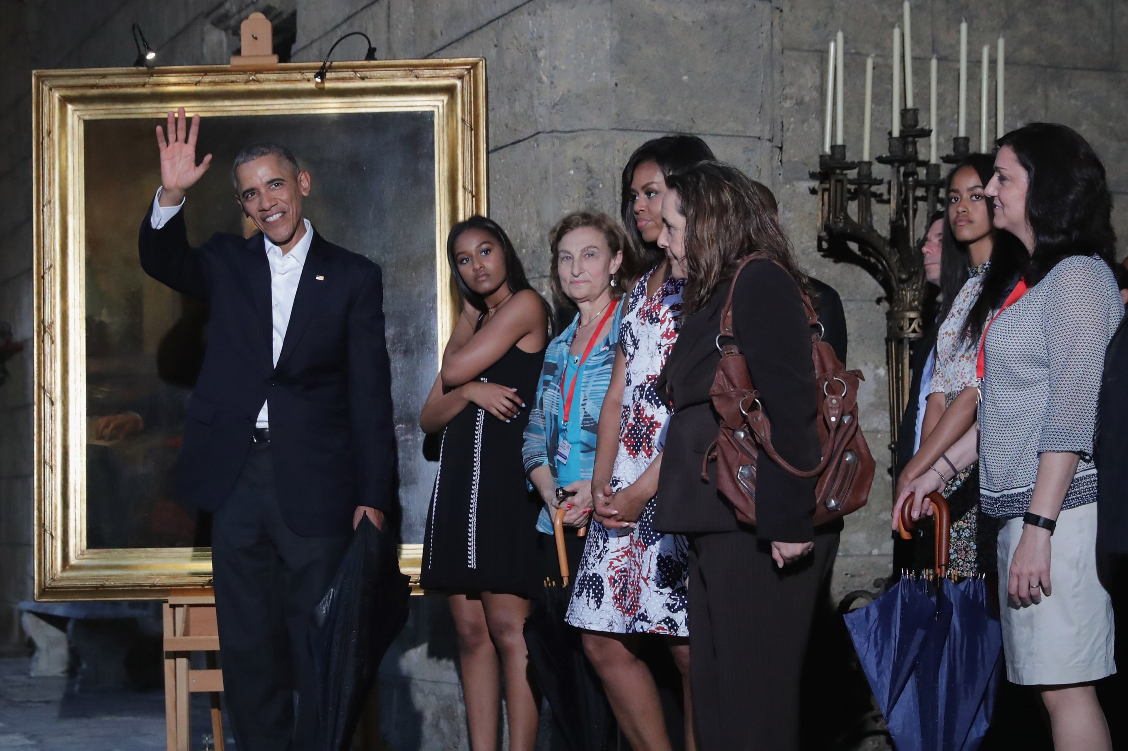 HAVANA, CUBA - MARCH 20: U.S. President Barack Obama (L), first lady Michelle Obama (4th L) and their daughters Malia (2nd R), 17, and Sasha (2nd L), 14, stop to look at a painting of Abraham Lincoln in the Museum of the City of Havana during a walking tour of the historic Old Havana March 20, 2016 in Havana, Cuba. Obama is the first sitting president to visit Cuba in nearly 90 years. (Photo by Chip Somodevilla/Getty Images)