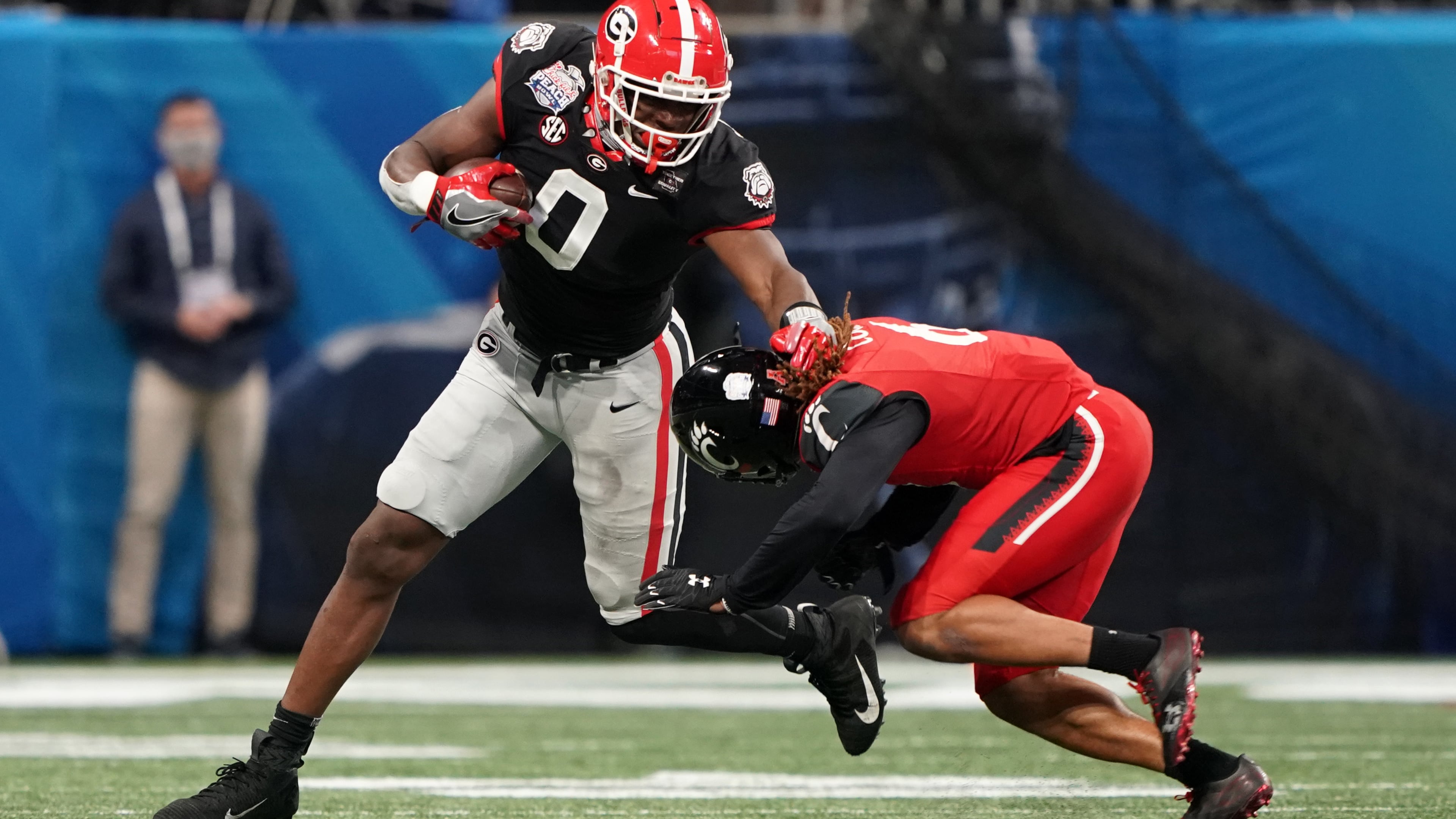 Georgia tight end Darnell Washington (0) turns up field to run after catching a pass against Cincinnati during the 2020 Chick-fil-A Peach Bowl on Jan. 1, 2021, at Mercedes-Benz Stadium in Atlanta. (Jason Parkhurst/UGA Athletics)