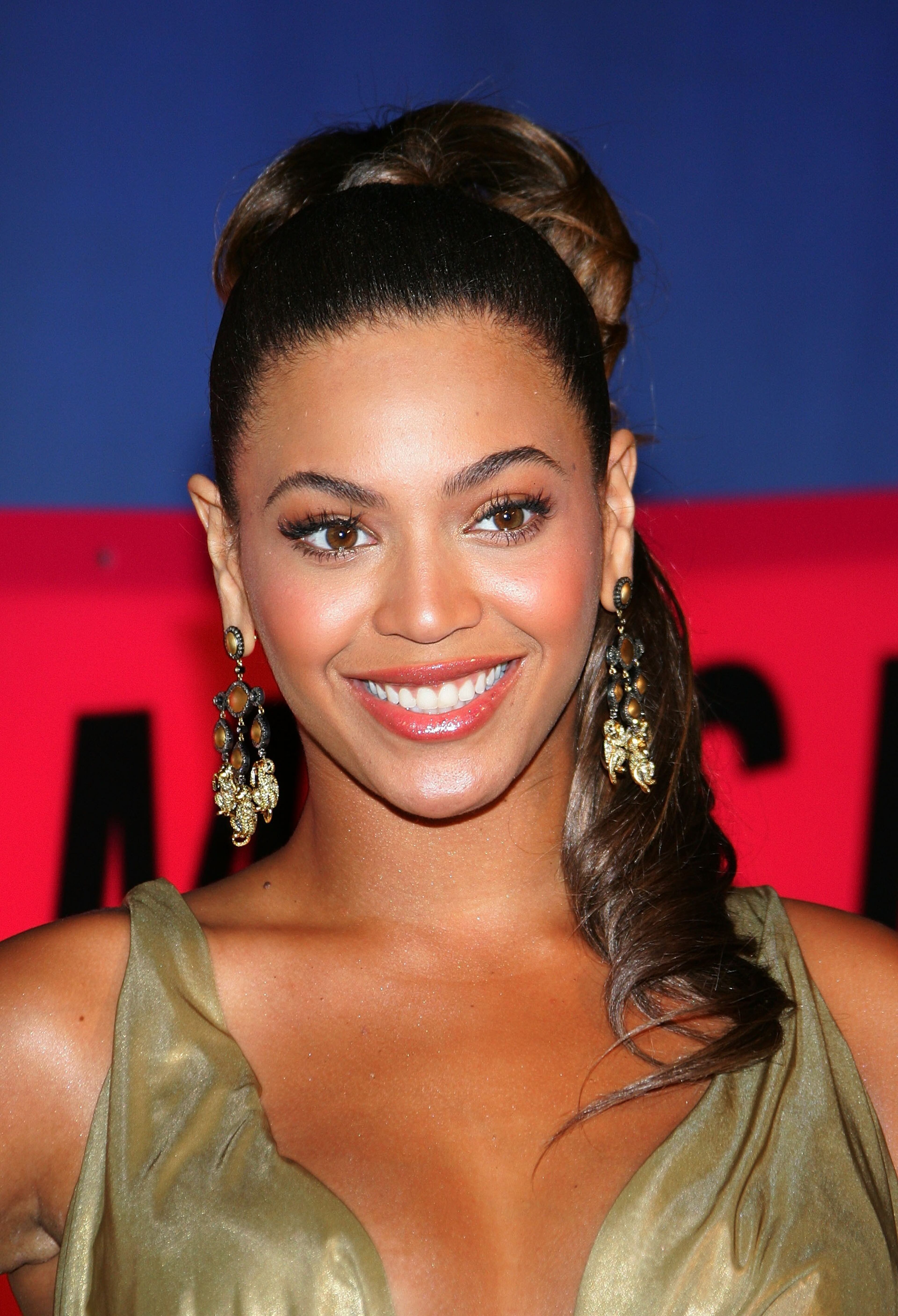 Beyonce arrived at the 2007 MTV Video Music Awards held at The Palms Hotel and Casino on September 9, 2007 in Las Vegas, Nevada with a swept back evening ponytail look. (Photo by Ethan Miller/Getty Images)