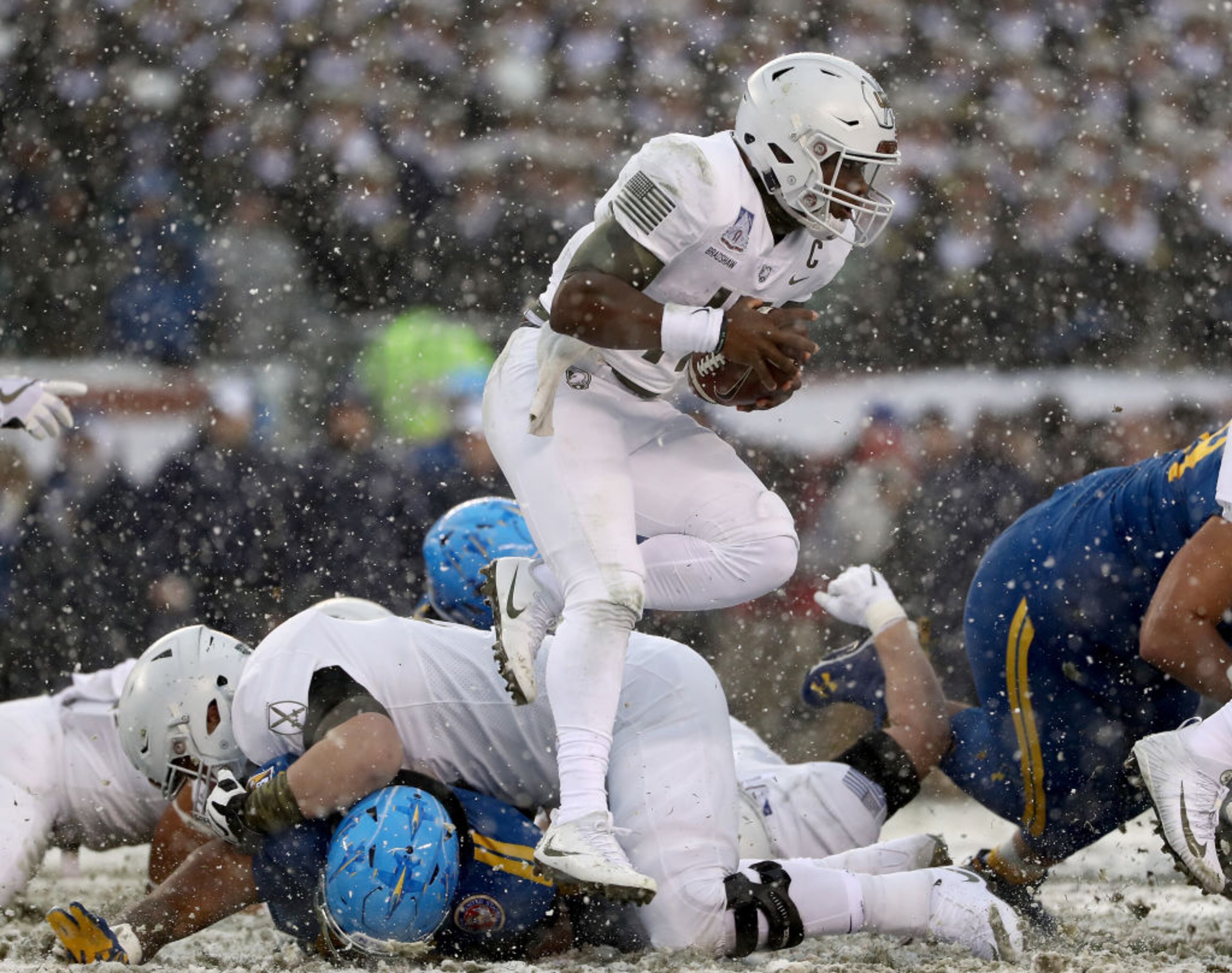 PHILADELPHIA, PA - DECEMBER 09: Ahmad Bradshaw #17 of the Army Black Knight carries the ball in the first quarter against the Navy Midshipmen on December 9, 2017 at Lincoln Financial Field in Philadelphia, Pennsylvania. (Photo by Elsa/Getty Images)
