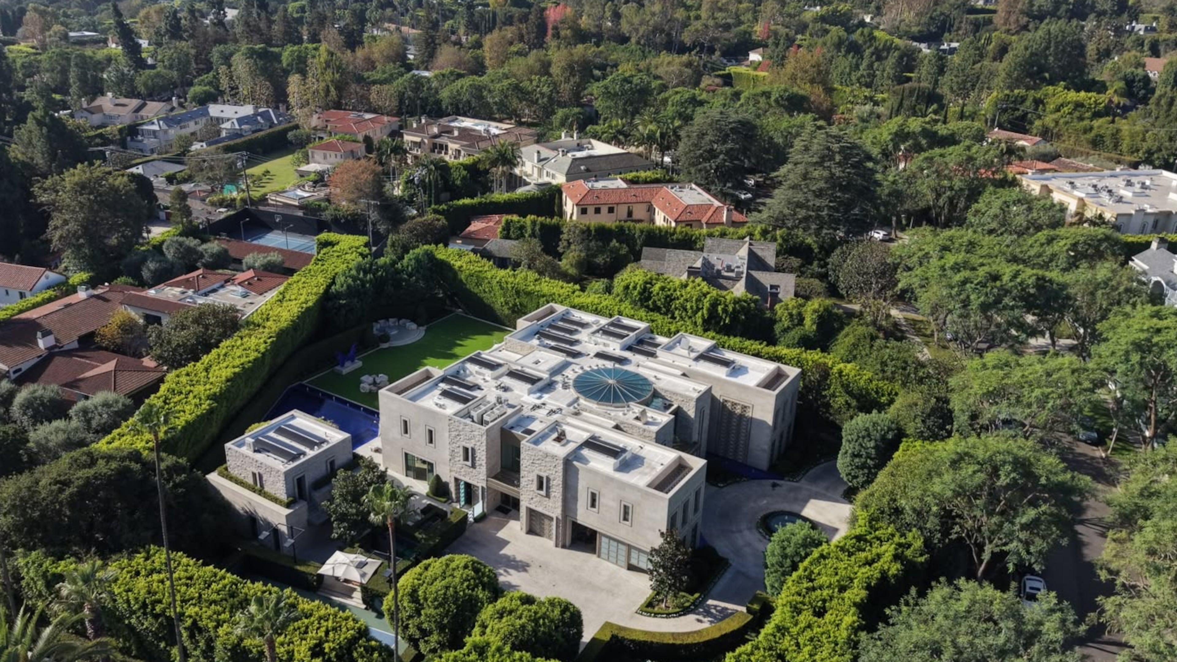 The exterior of a home belonging to Stephen Cloobeck is shown on Tuesday, Oct. 27, 2026, in Beverly Hills, Calif. (AP Photo/Jae C. Hong)