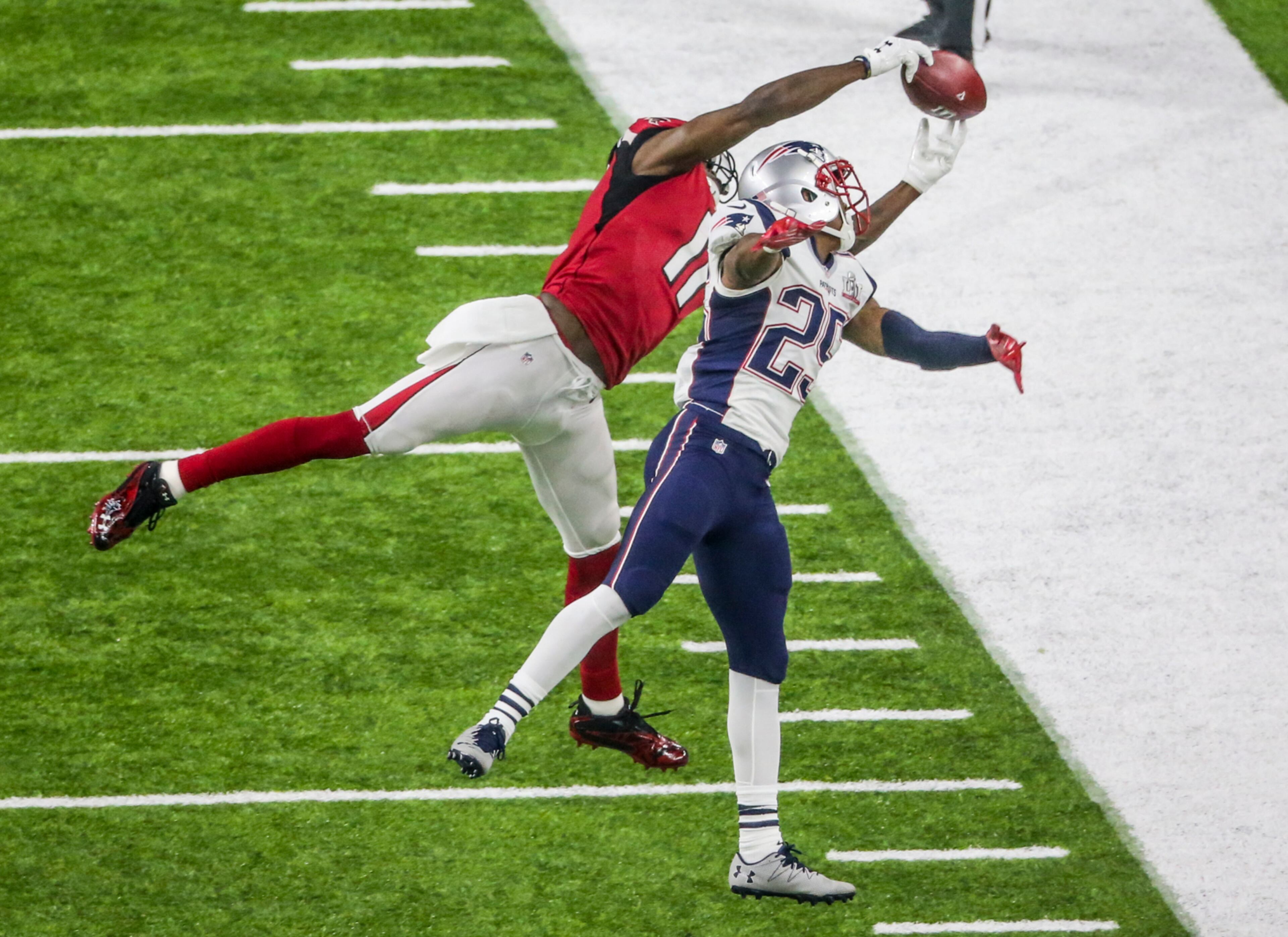 FEBRUARY 5, 2017 HOUSTON TX The miracle wonder catch of Julio Jones over Patriots defender, Eric Rowe. The Atlanta Falcons meet the New England Patriots in Super Bowl LI at NRG Stadium in Houston, TX, Sunday, February 5, 2017. John Spink/AJC
