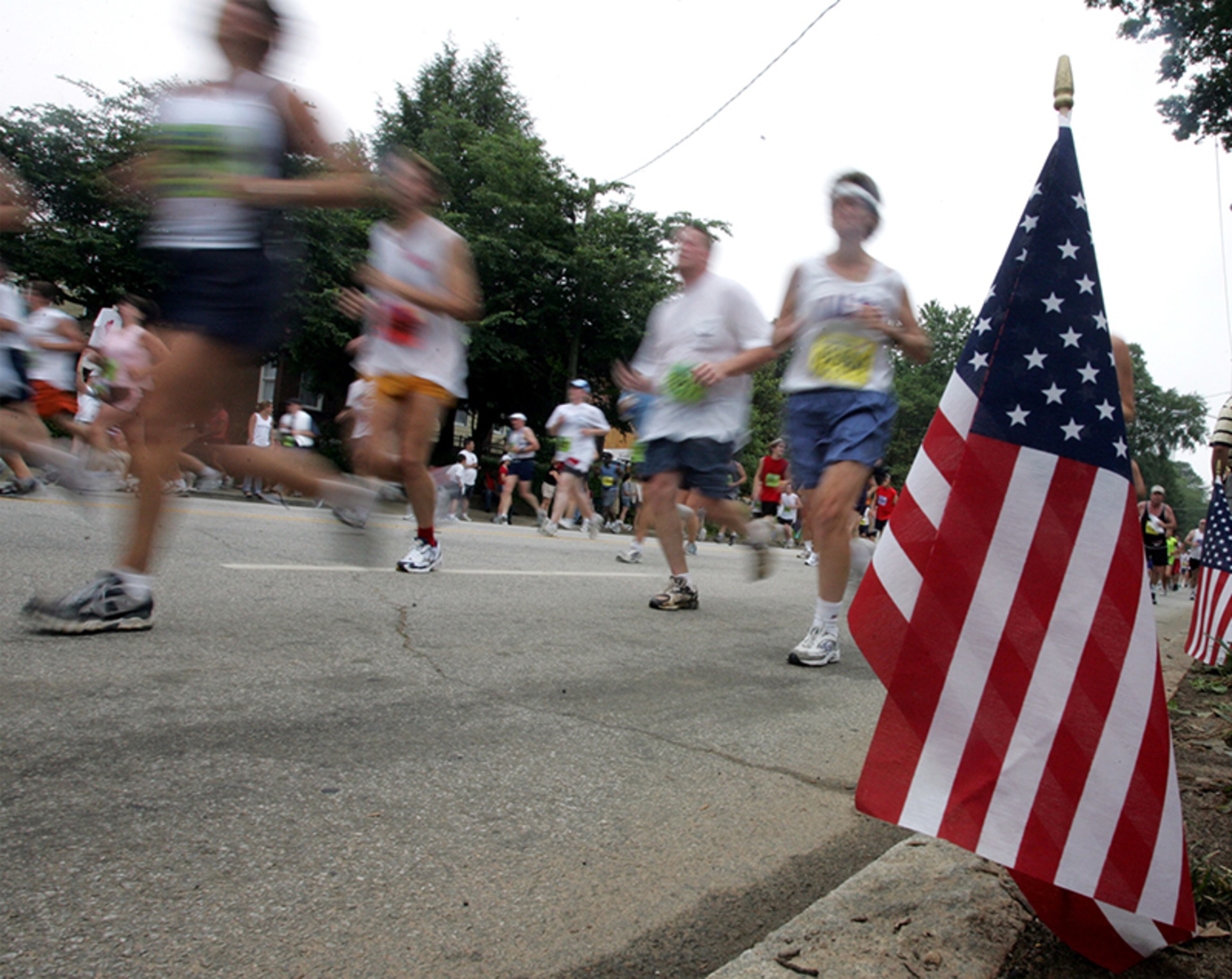 The starting temperature for the 2005 AJC Peachtree Road Race was 73 degrees Fahrenheit.
