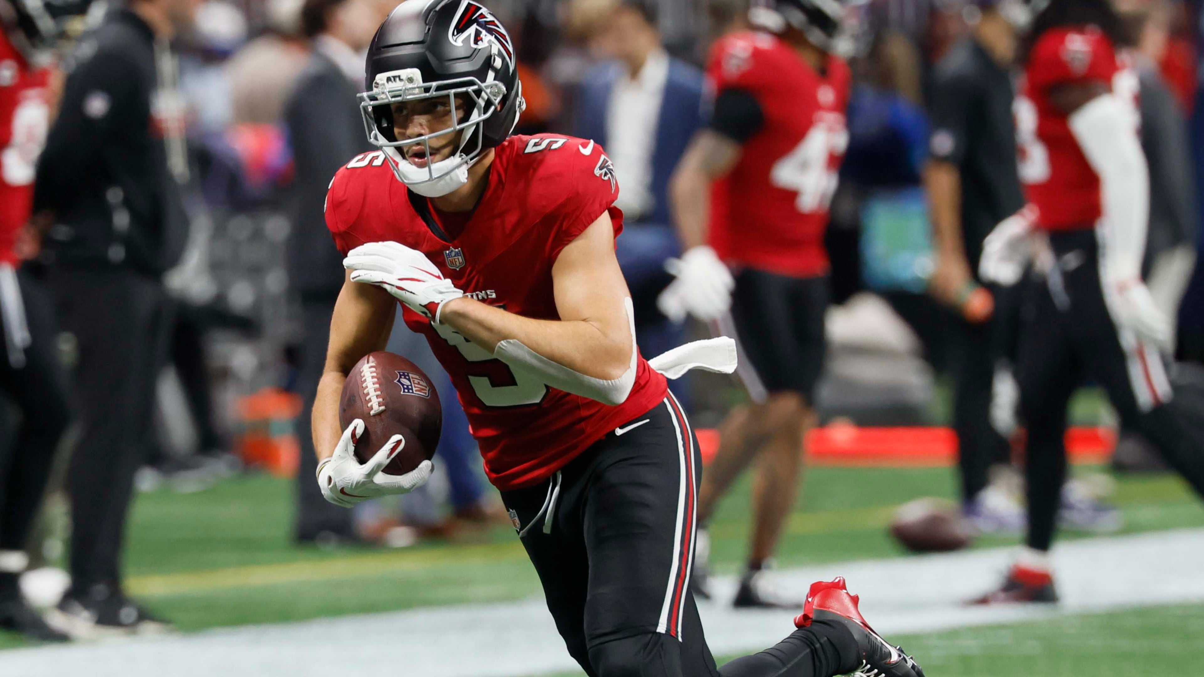 Atlanta Falcons wide receiver Drake London runs with the ball during warm-ups ahead of the game against the Baltimore Ravens at Mercedes-Benz Stadium in Atlanta, GA, on Sunday, Oct. 11, 2026. (Miguel Martinez/AJC)