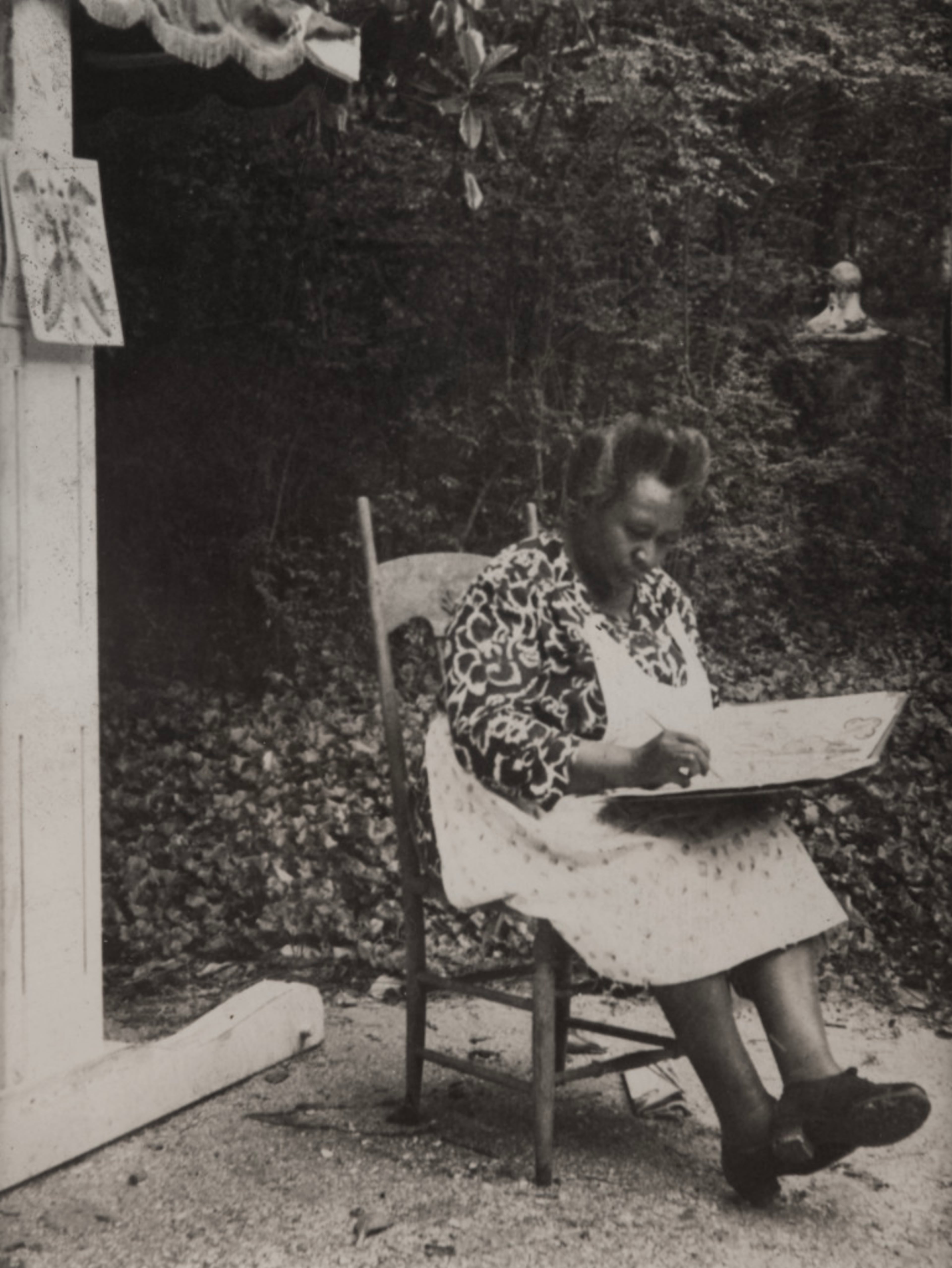 Minnie Evans drawing near the Airlie gatehouse, circa 1950. (Courtesy of High Museum of Art)